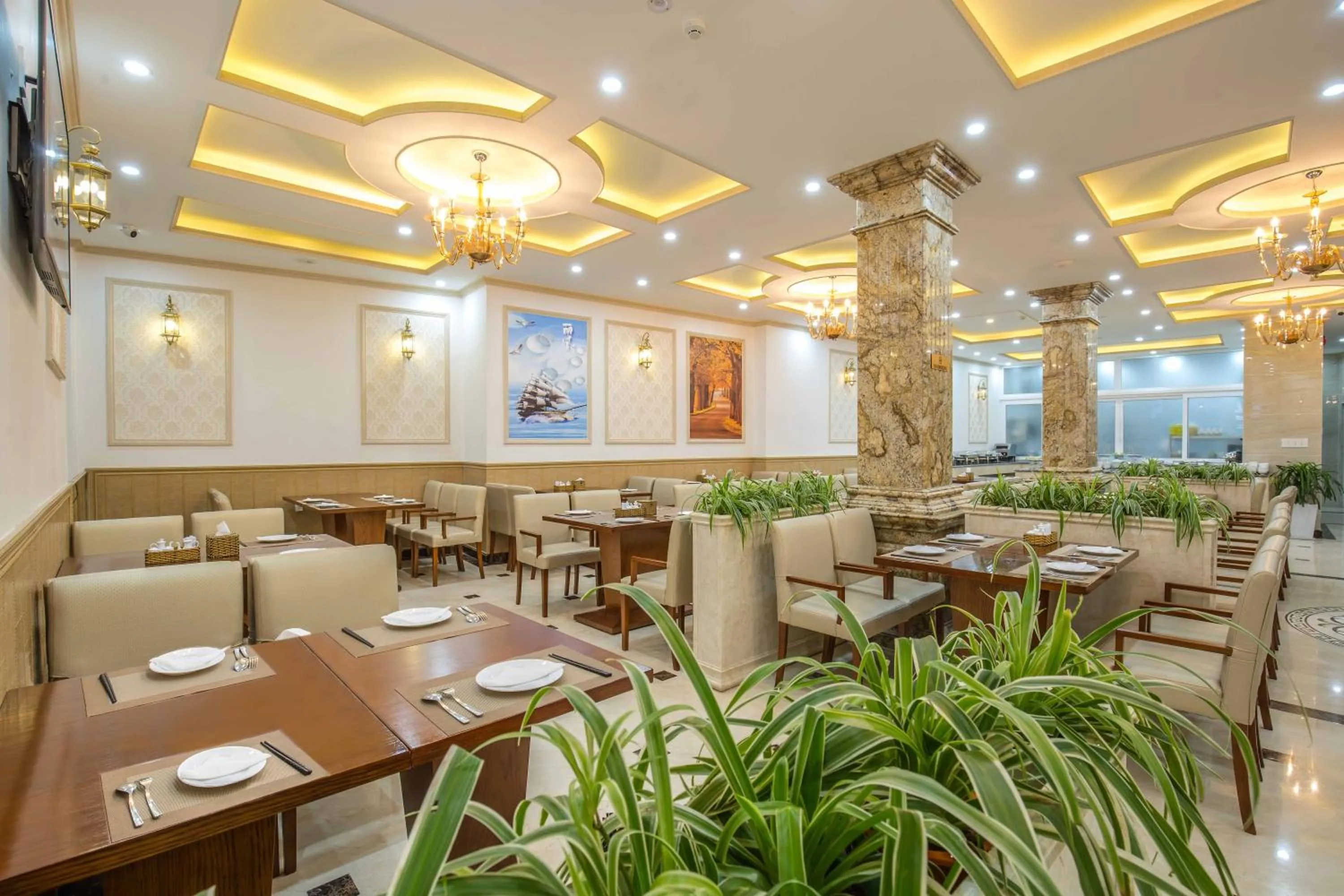 Restaurant/places to eat in Roy Dala Hotel