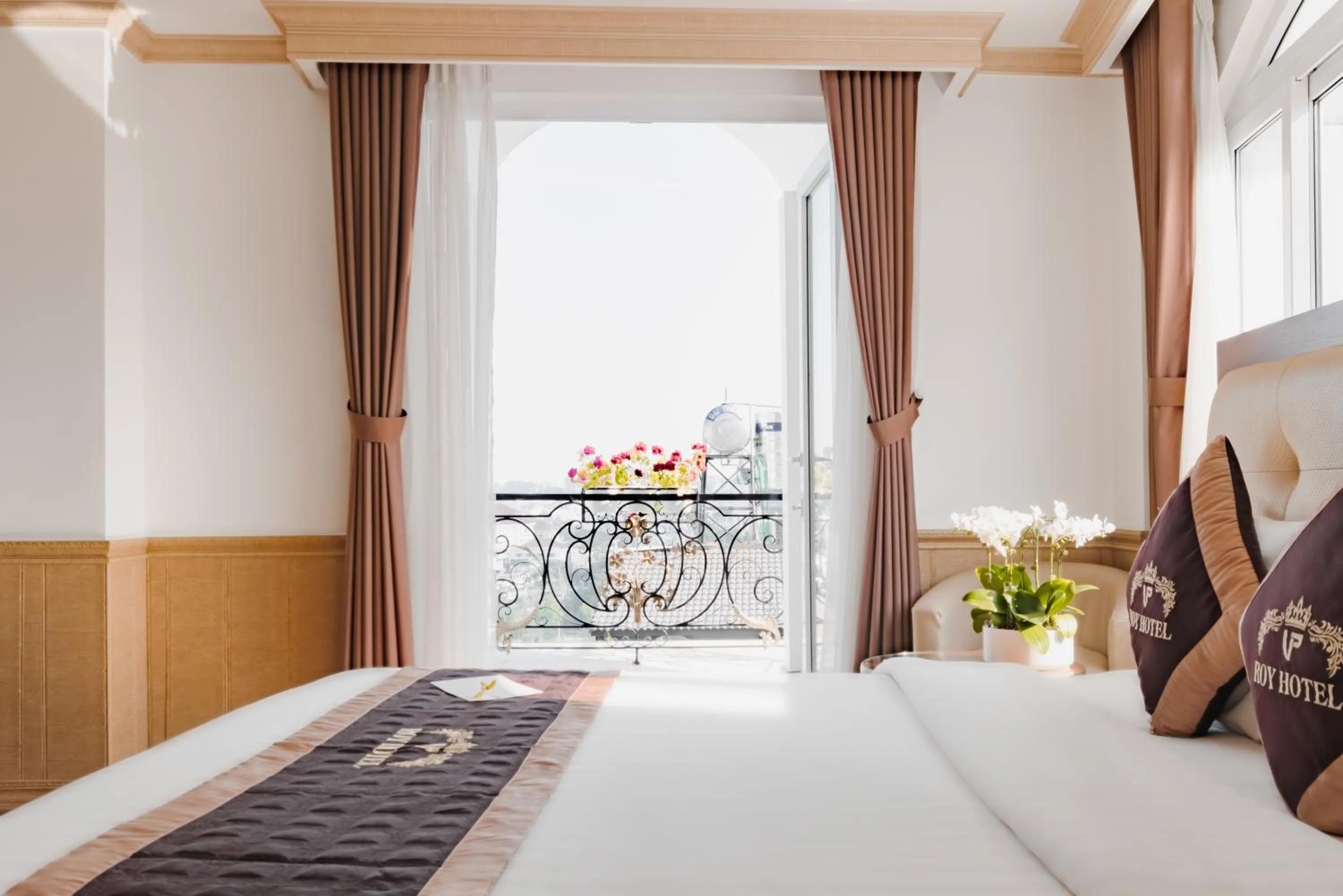 View (from property/room), Bed in Roy Dala Hotel