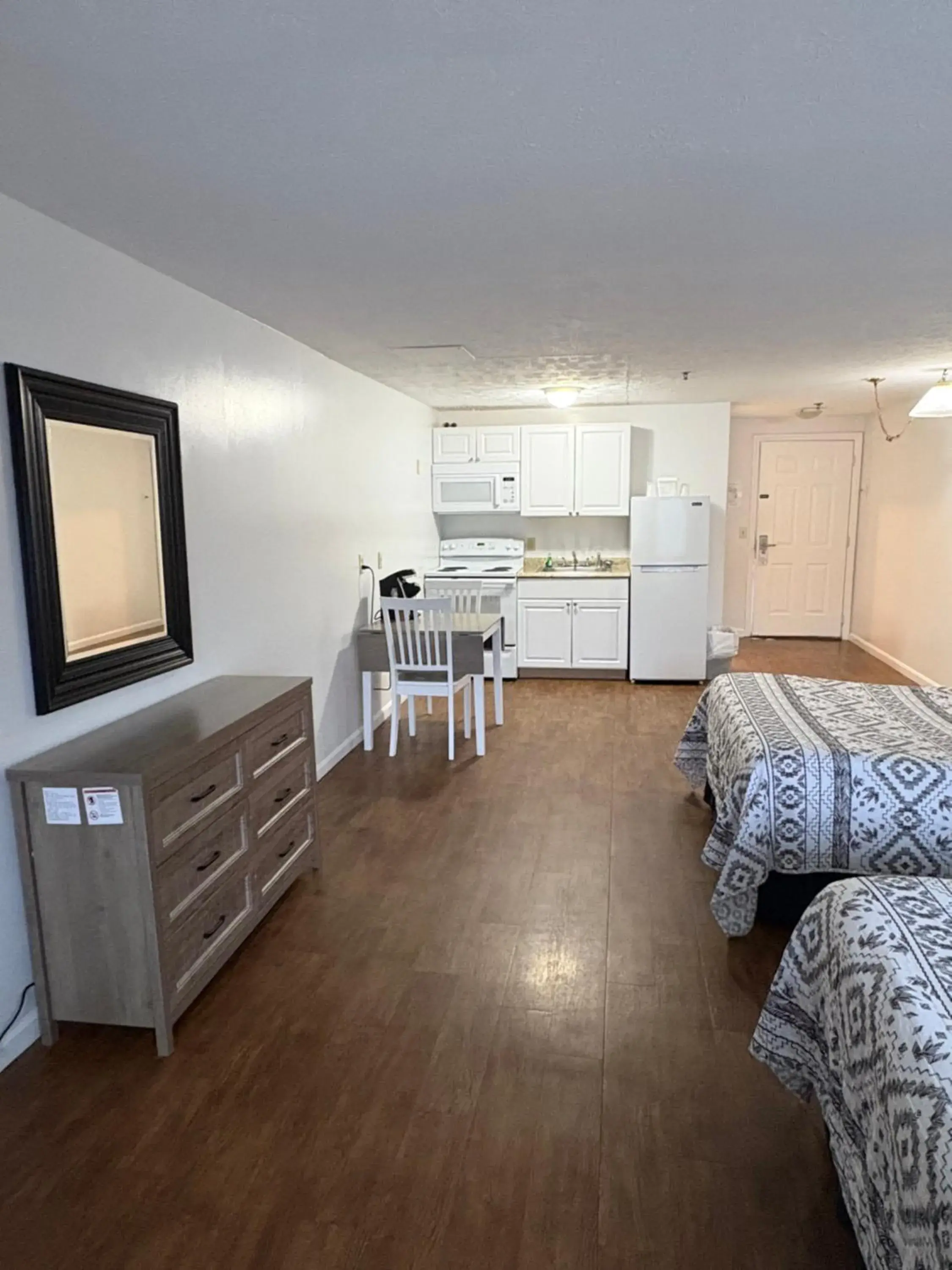 Deluxe Room with Balcony and Full Kitchen in The Grand Beach Inn Deluxe Room with Balcony and Full Kitchen in The Grand Beach Inn