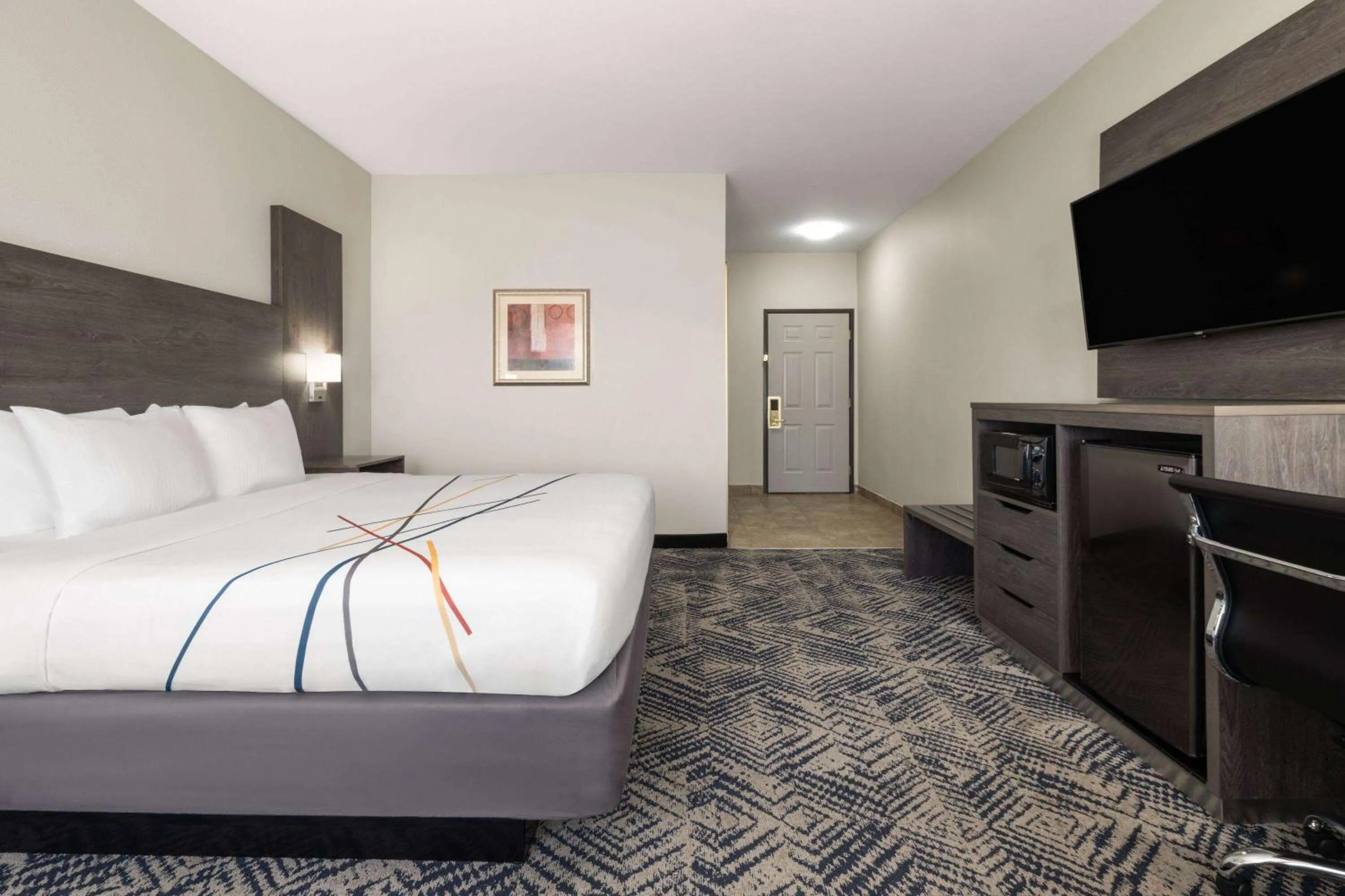 Photo of the whole room, Bed in La Quinta by Wyndham Tulsa Airport / Expo Square