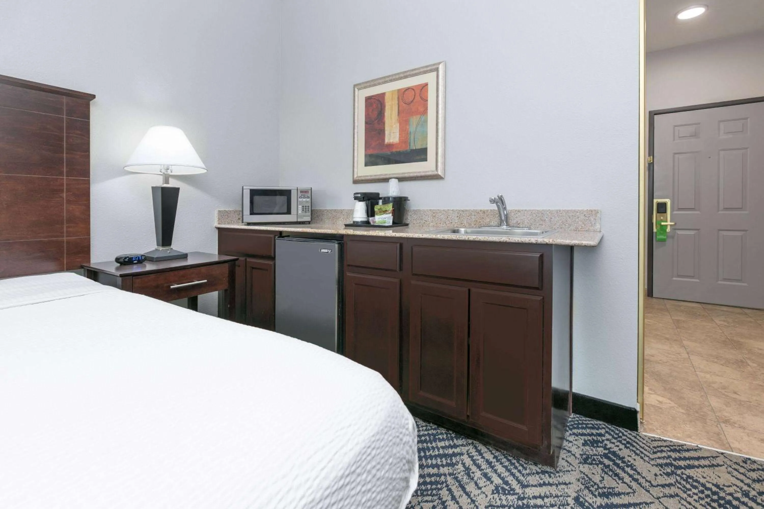 Kitchen or kitchenette, Bed in La Quinta by Wyndham Tulsa Airport / Expo Square