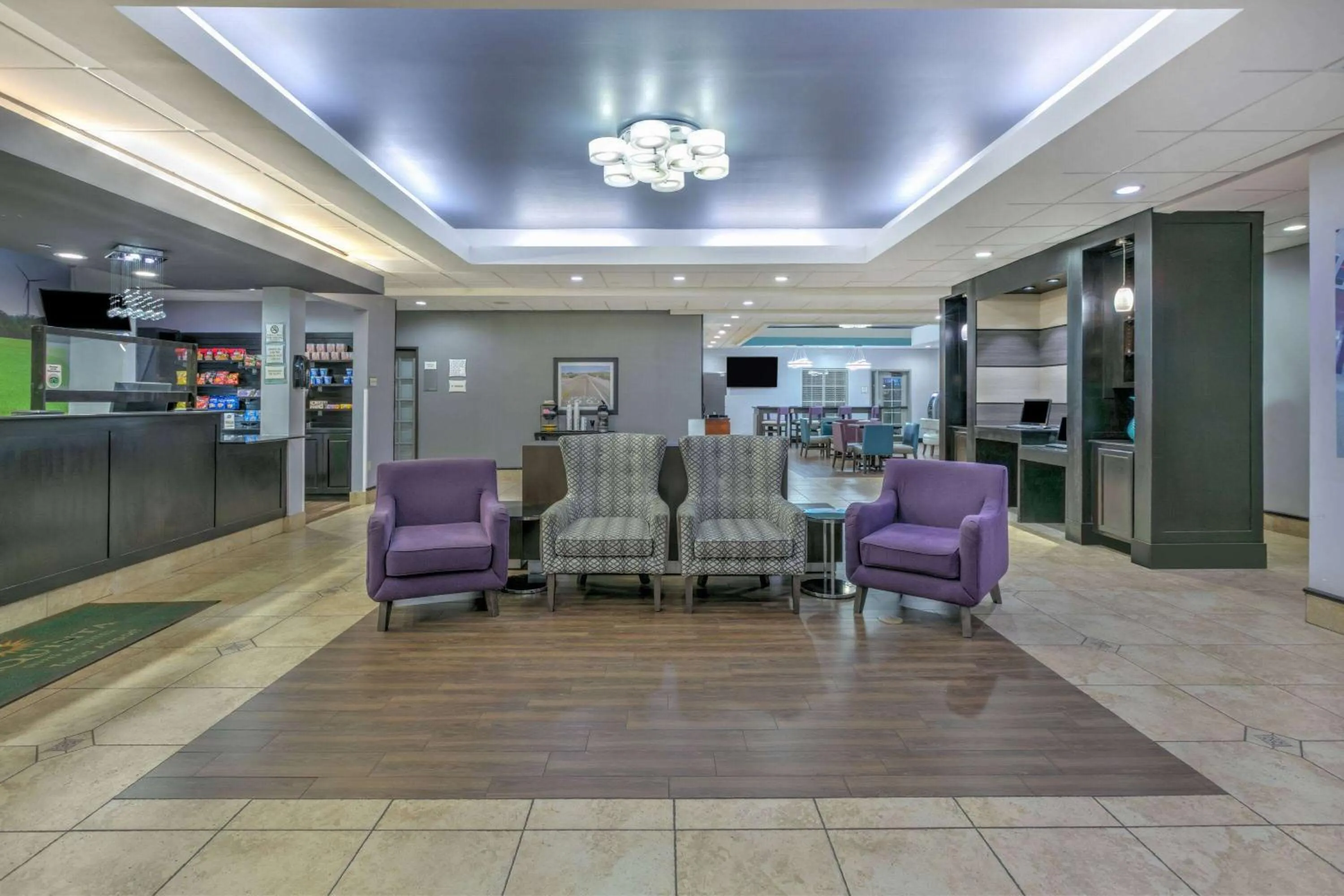 Lobby or reception in La Quinta by Wyndham Tulsa Airport / Expo Square