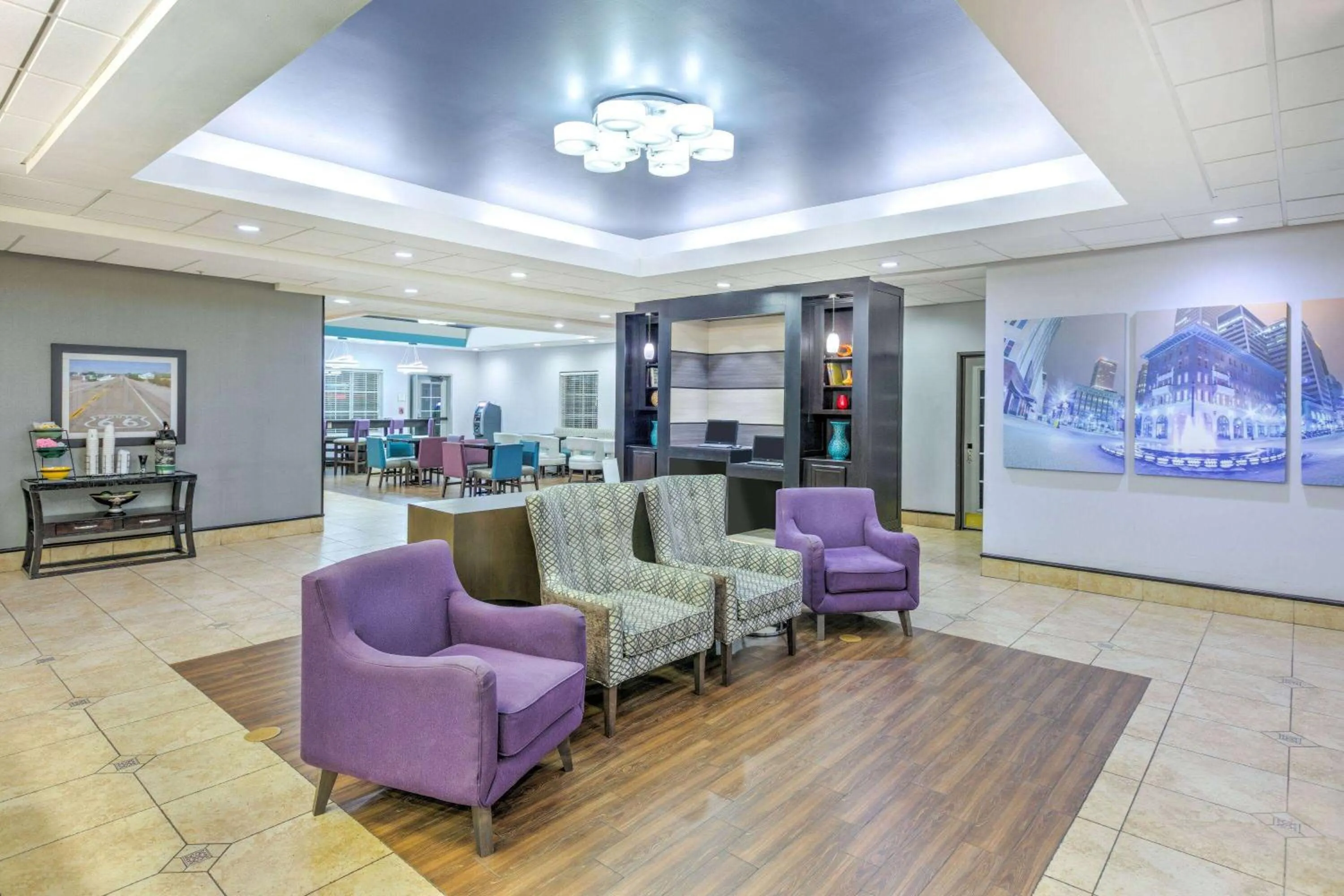 Lobby or reception in La Quinta by Wyndham Tulsa Airport / Expo Square