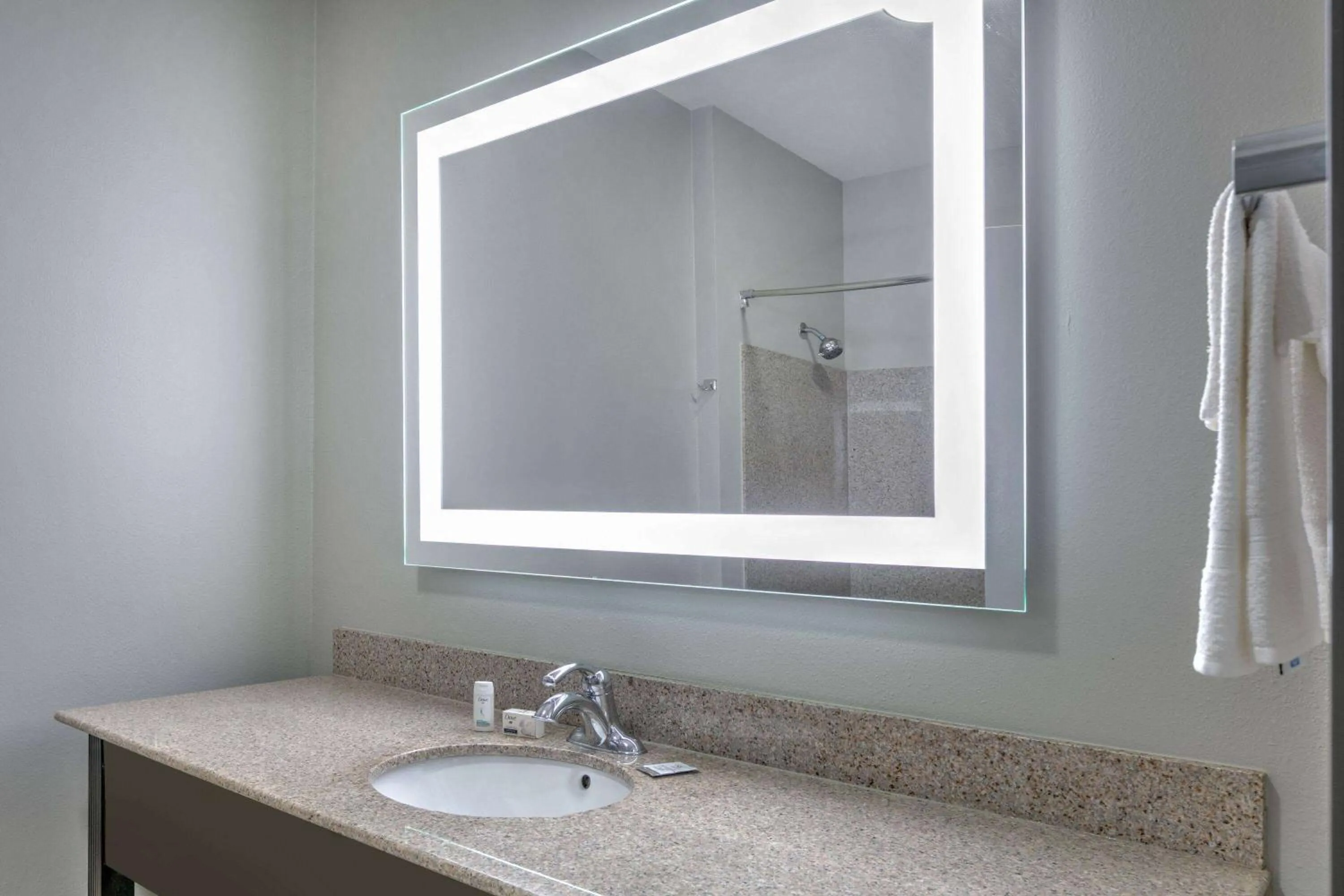 TV and multimedia in La Quinta by Wyndham Tulsa Airport / Expo Square