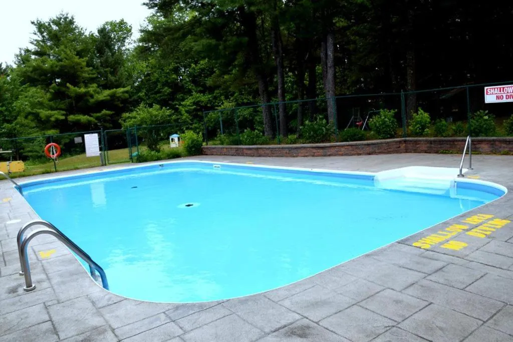 Swimming pool in Cedar Lane Motel
