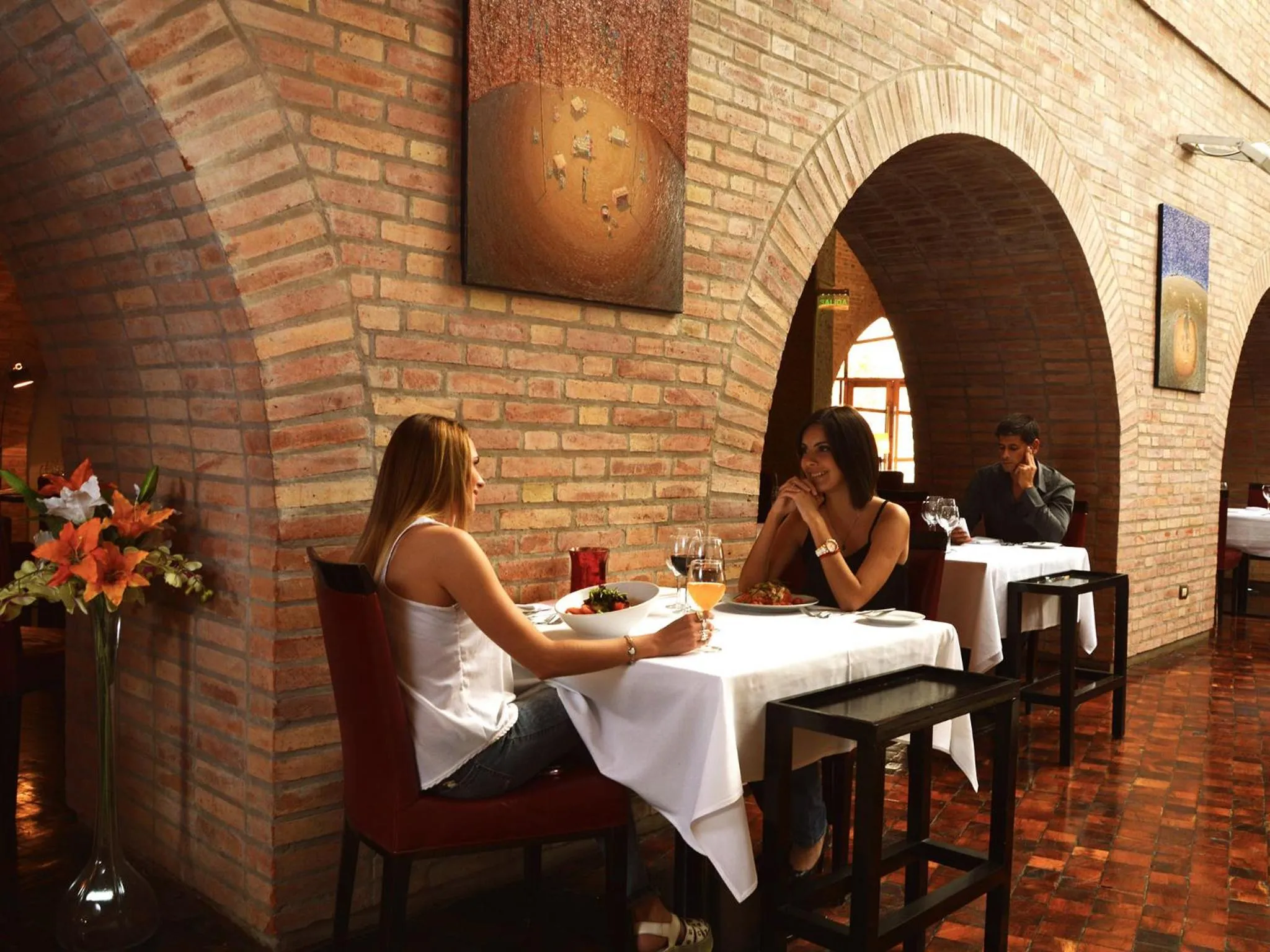 Restaurant/places to eat in Hotel Del Bono Park