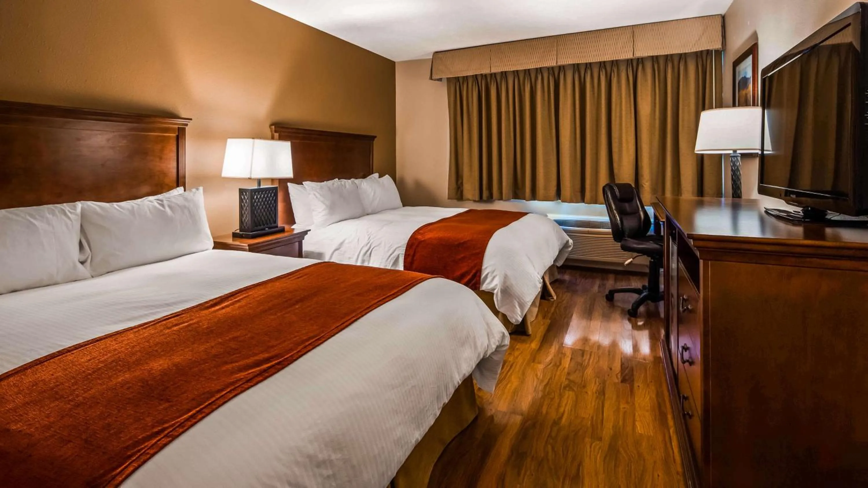 Bedroom, Bed in Best Western Tyrolean Lodge