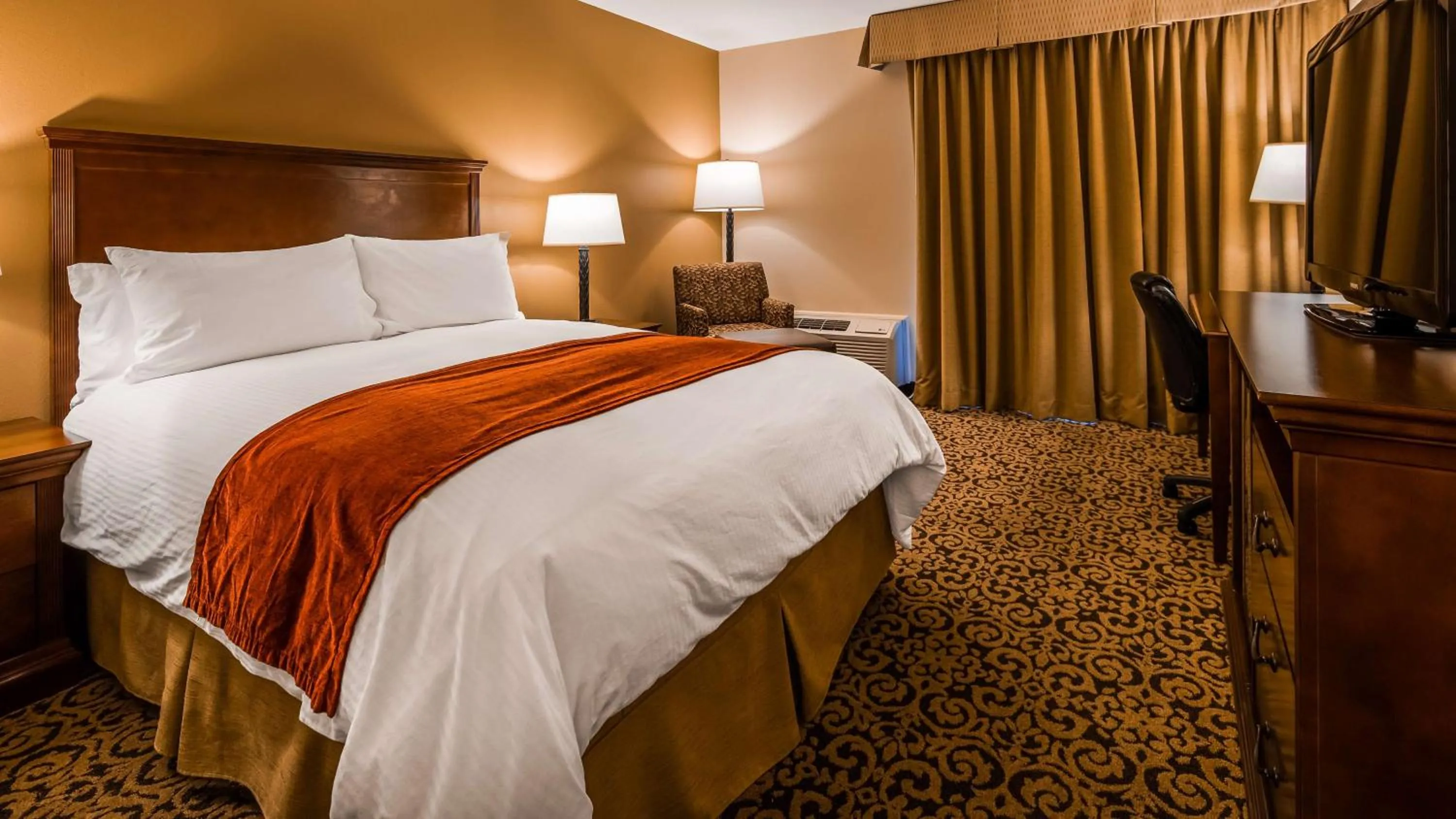 Bedroom, Bed in Best Western Tyrolean Lodge