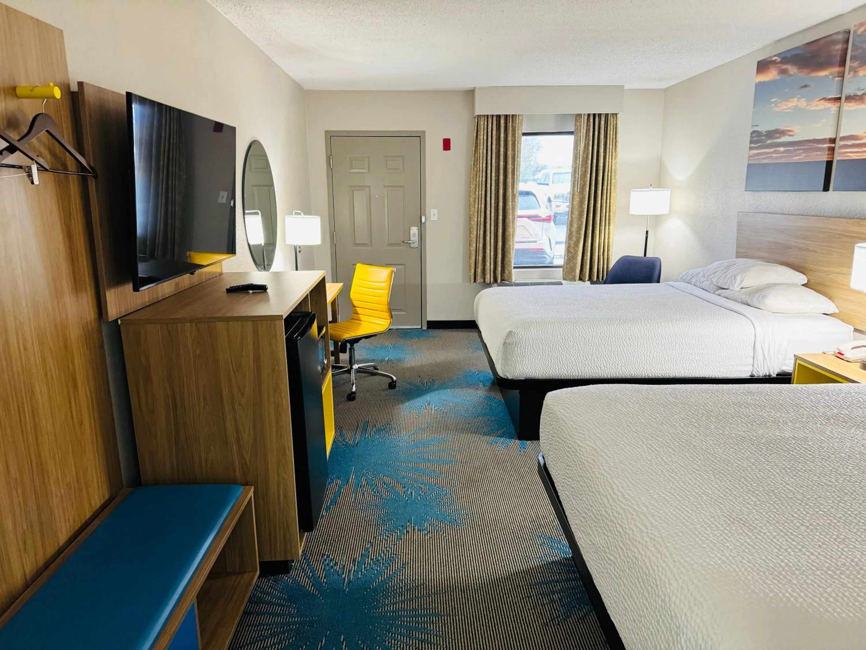 Photo of the whole room, Bed in HomeLodge Newnan