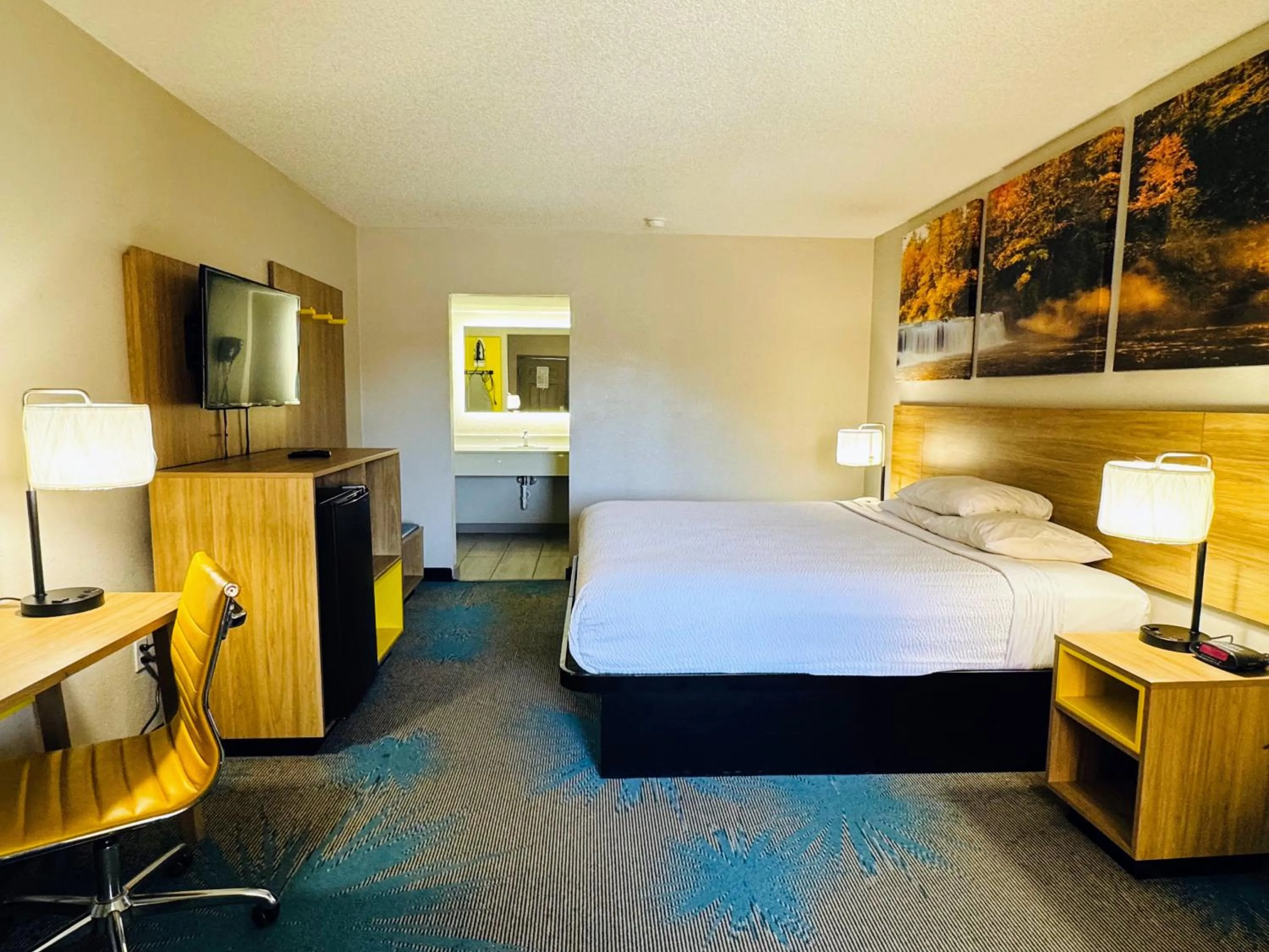 Photo of the whole room, Bed in HomeLodge Newnan