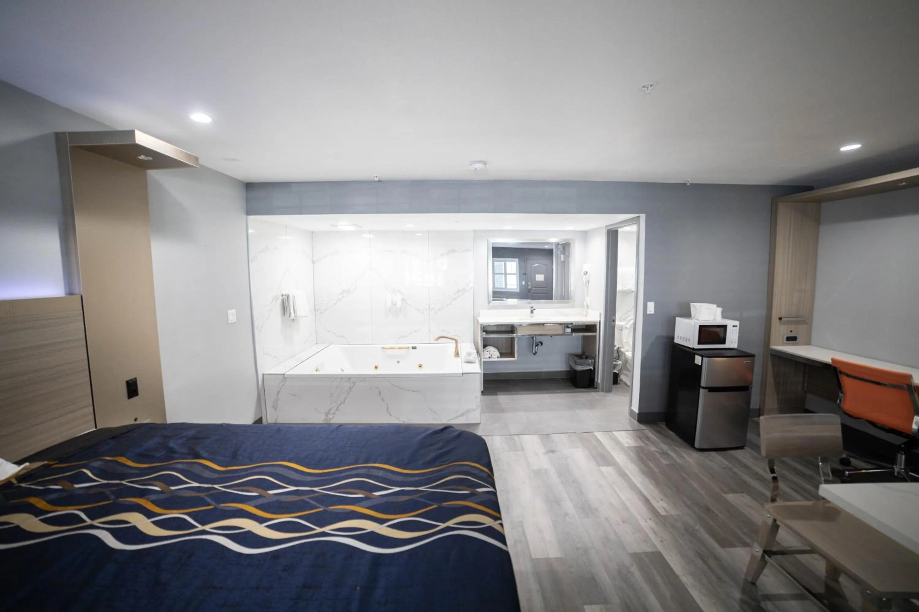 Bath, Bed in Travelodge by Wyndham Whittier