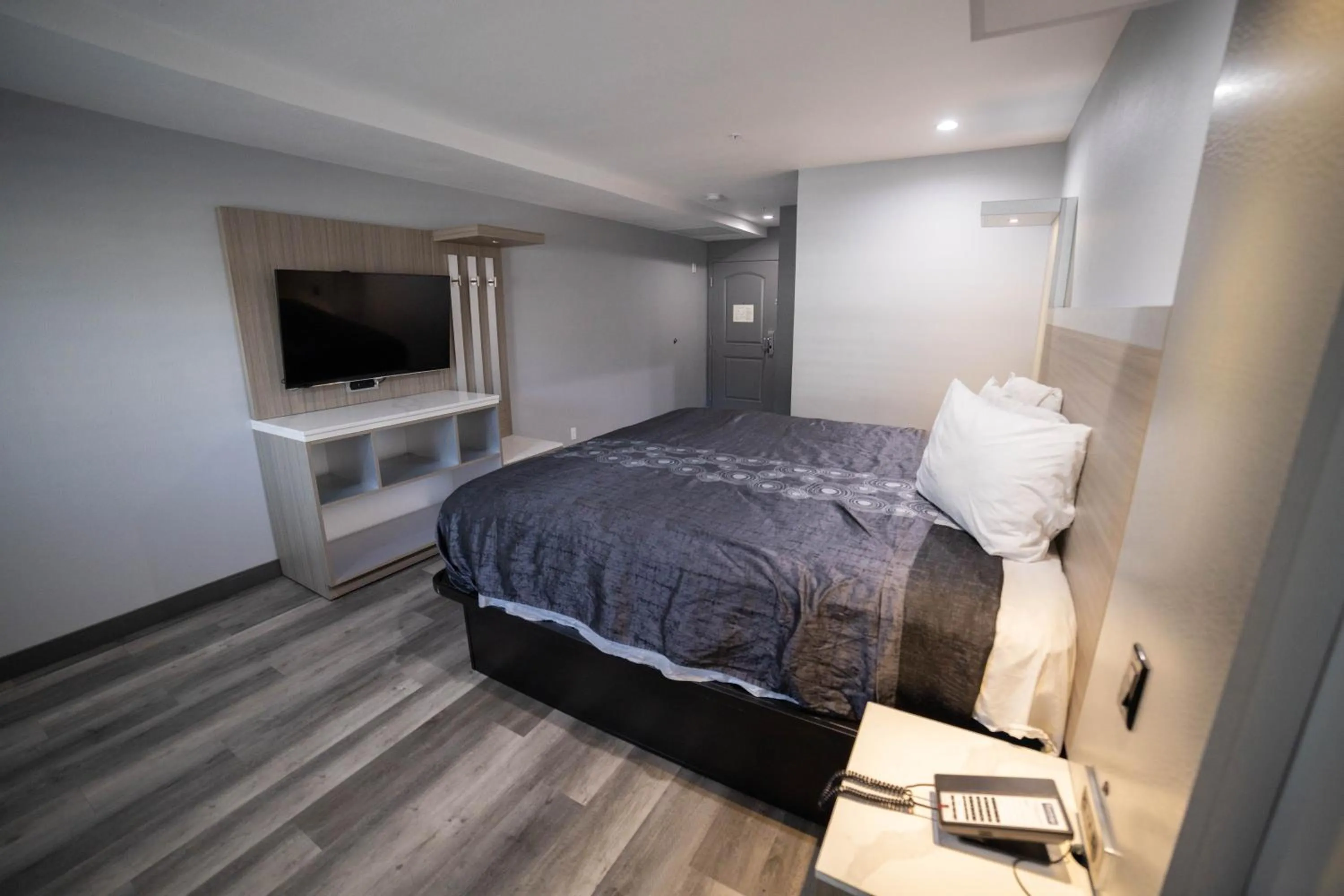 Bedroom, Bed in Travelodge by Wyndham Whittier