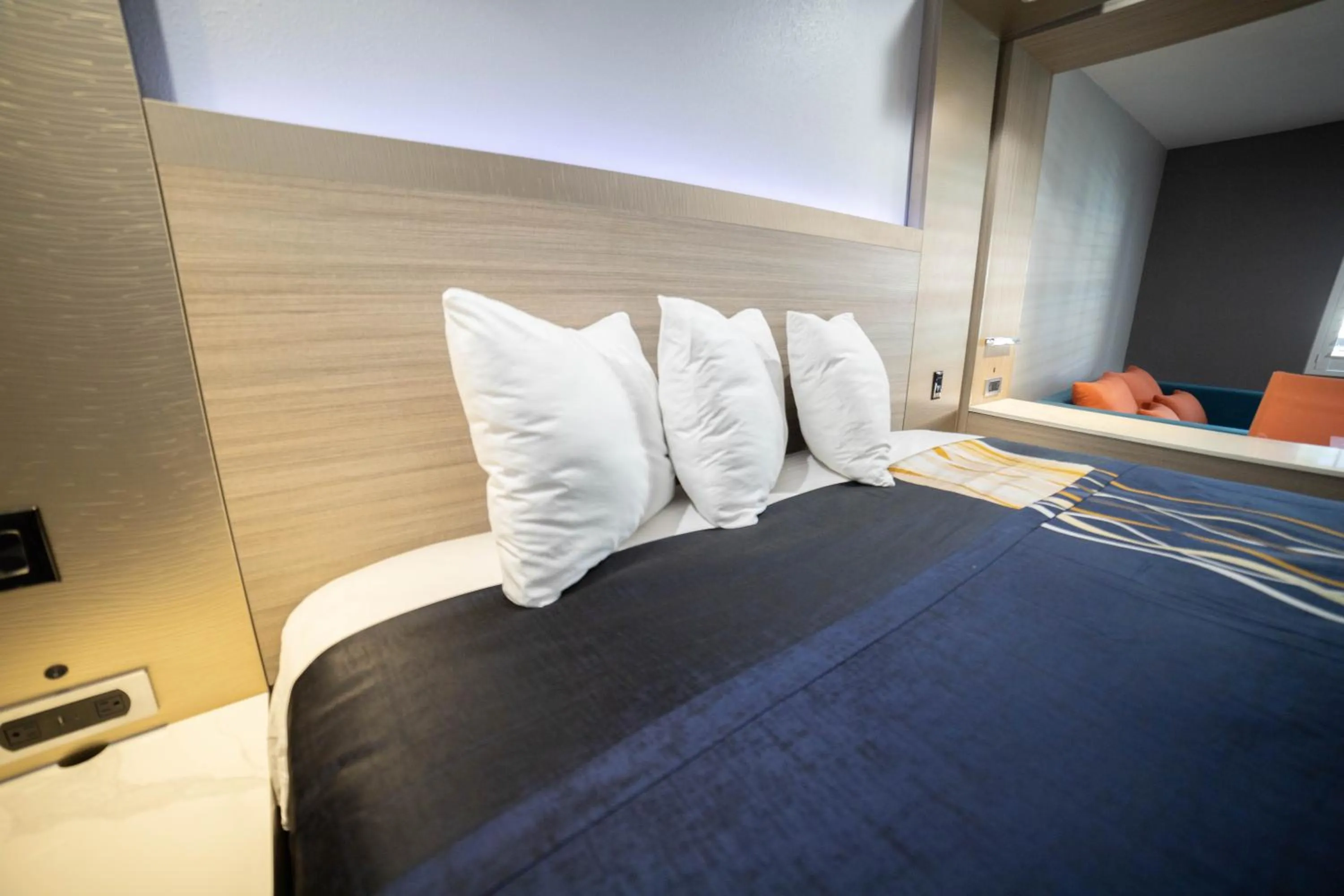 Bedroom, Bed in Travelodge by Wyndham Whittier