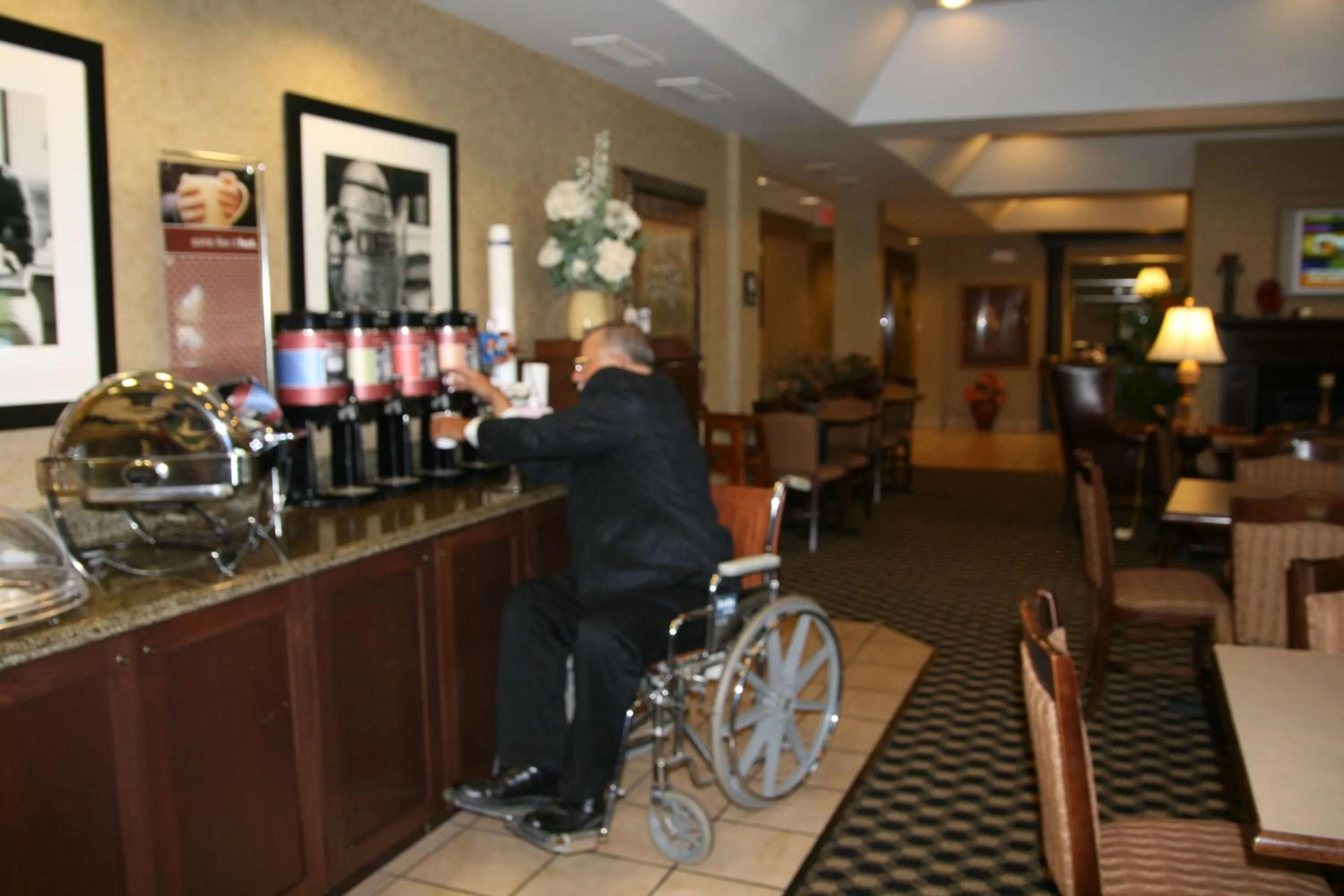 Dining area in Hampton Inn Marshall