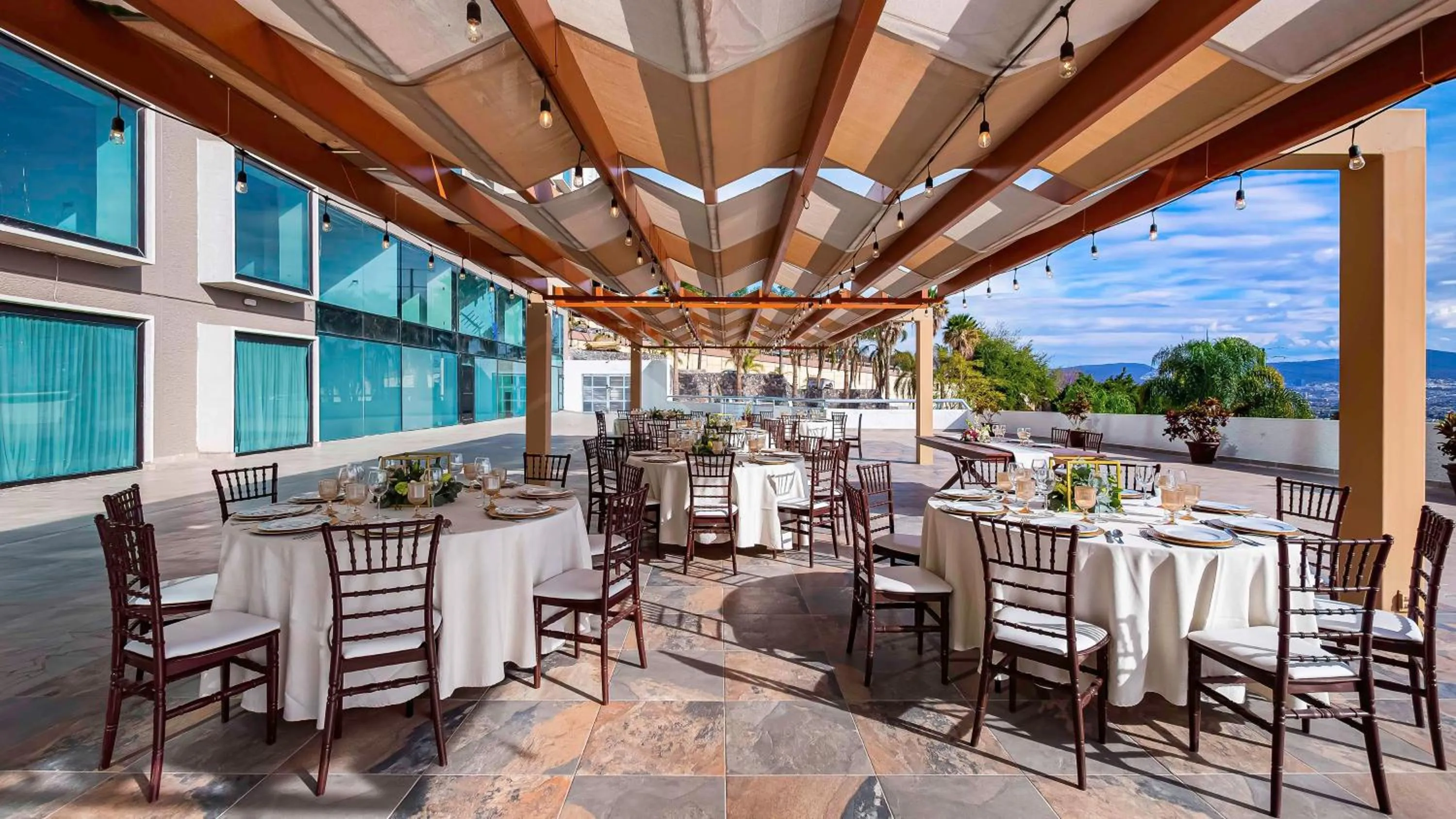 Restaurant/places to eat in Hilton Queretaro