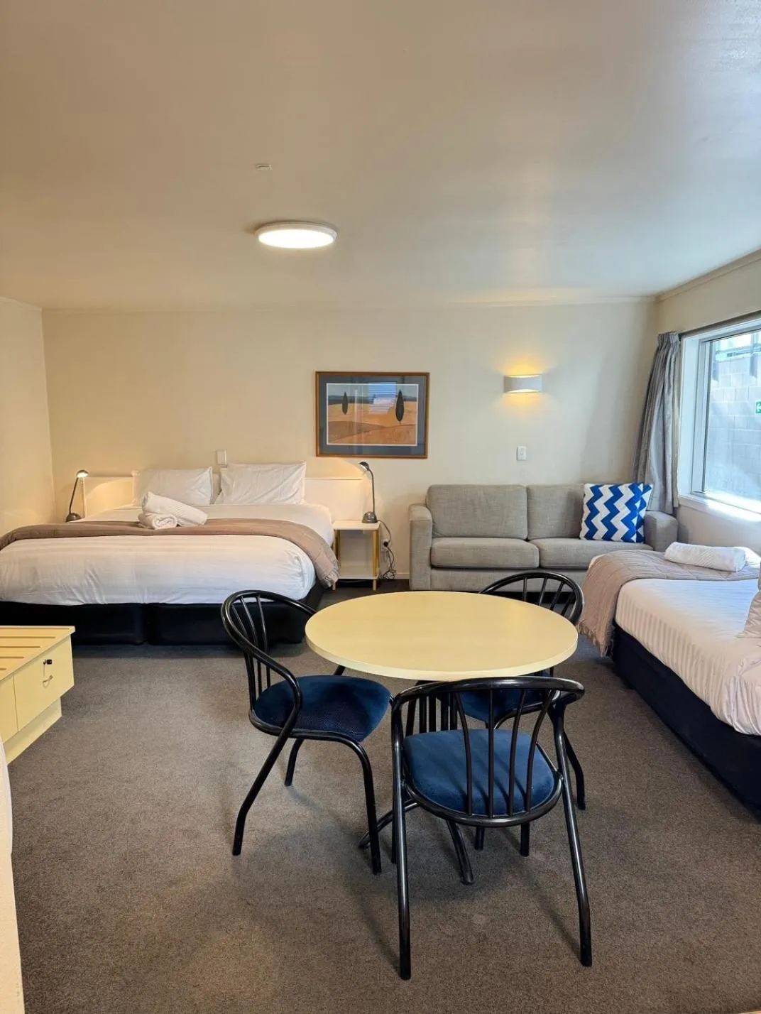 Photo of the whole room, Bed in Blue Peaks Lodge