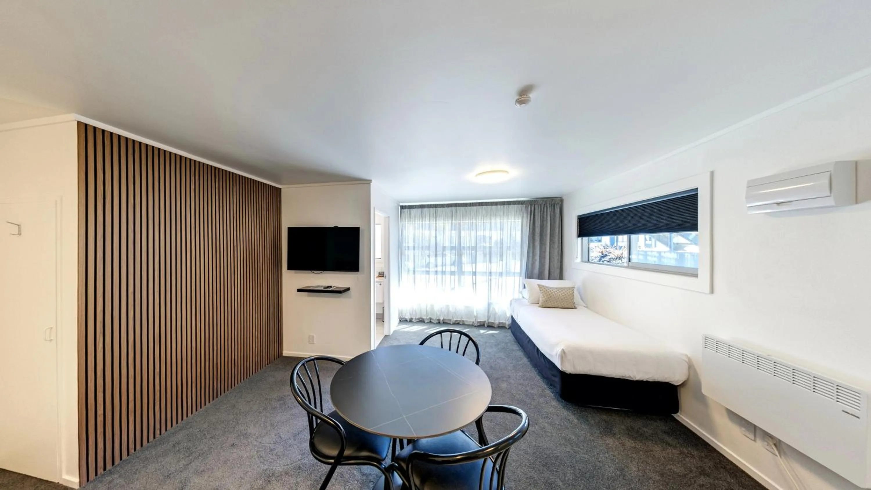 Dining area, Bed in Blue Peaks Lodge