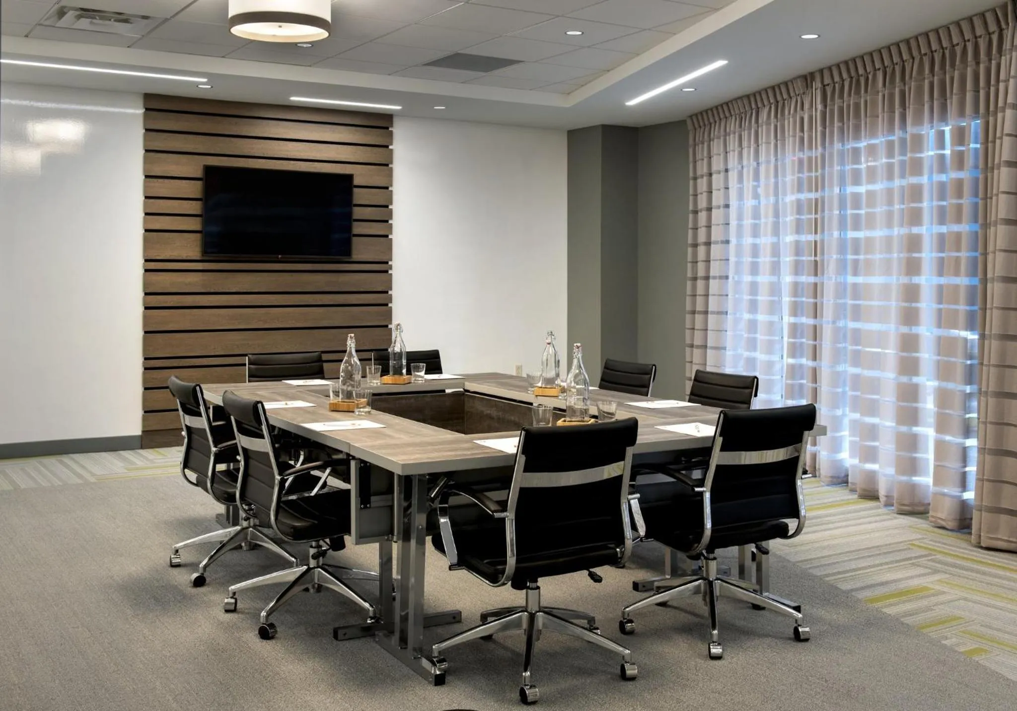 Meeting/conference room in EVEN Hotel Pittsburgh Downtown by IHG