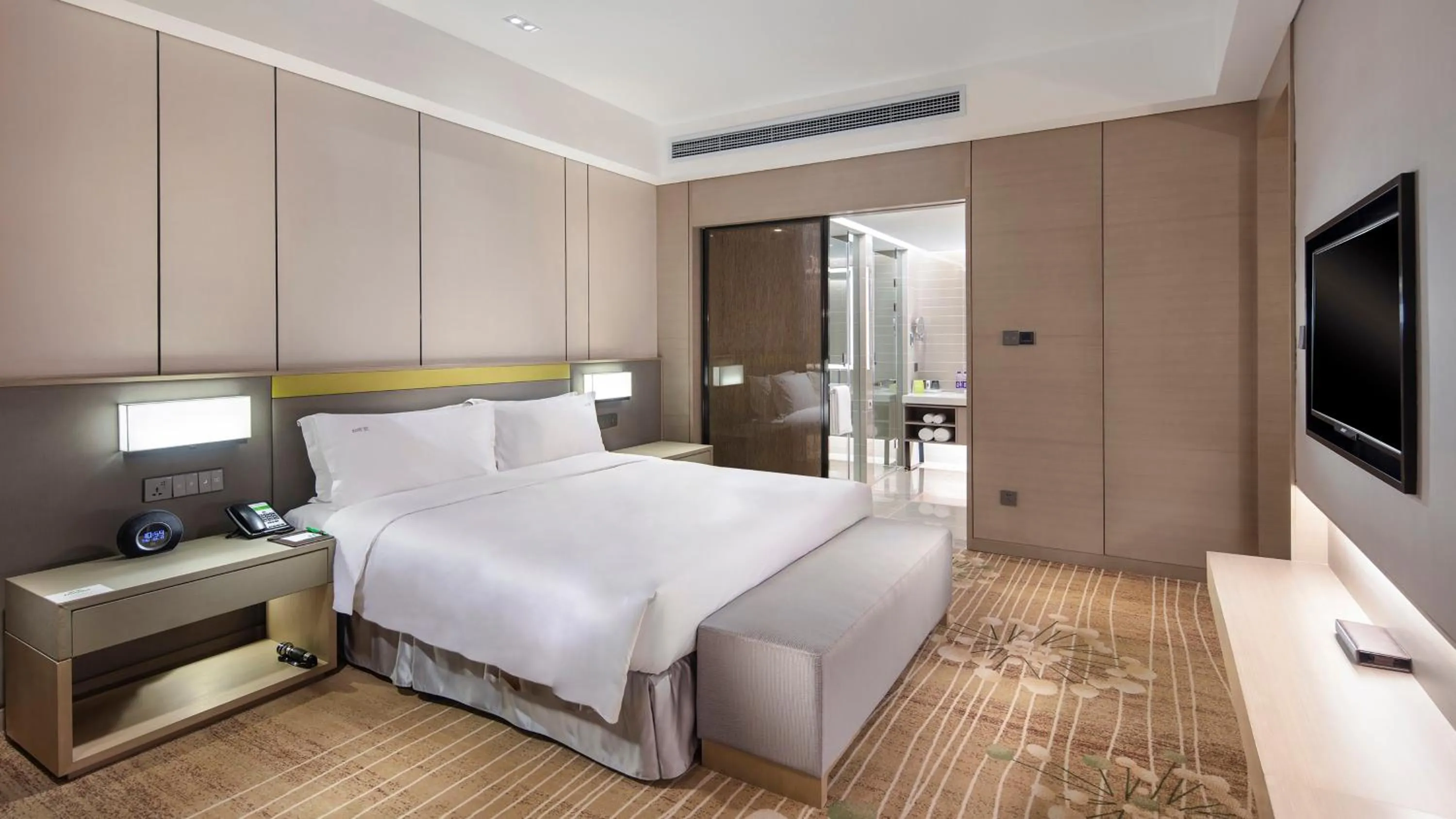 Photo of the whole room, Bed in Holiday Inn Tianjin Wuqing by IHG