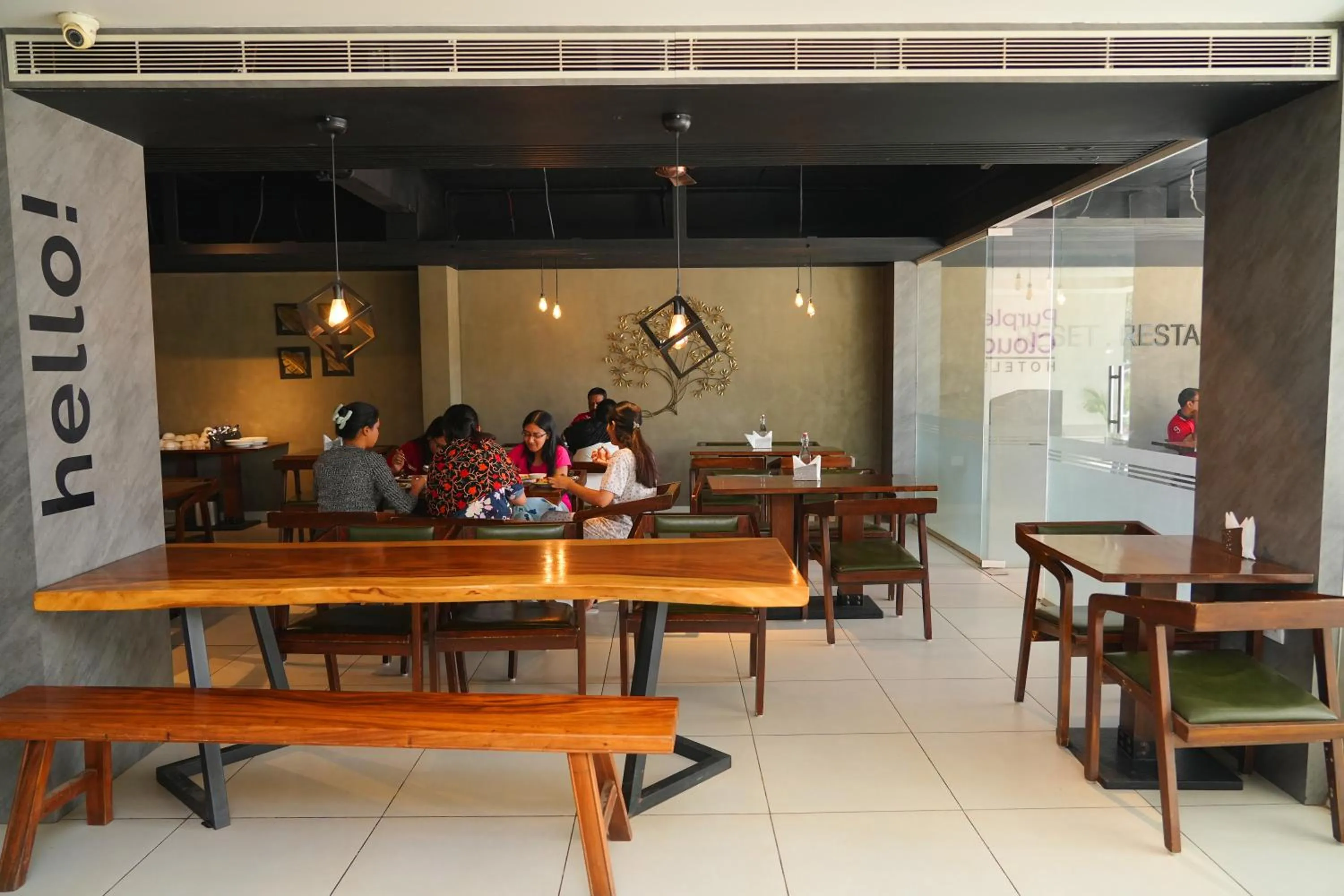 Restaurant/places to eat in Purple Cloud Hotel