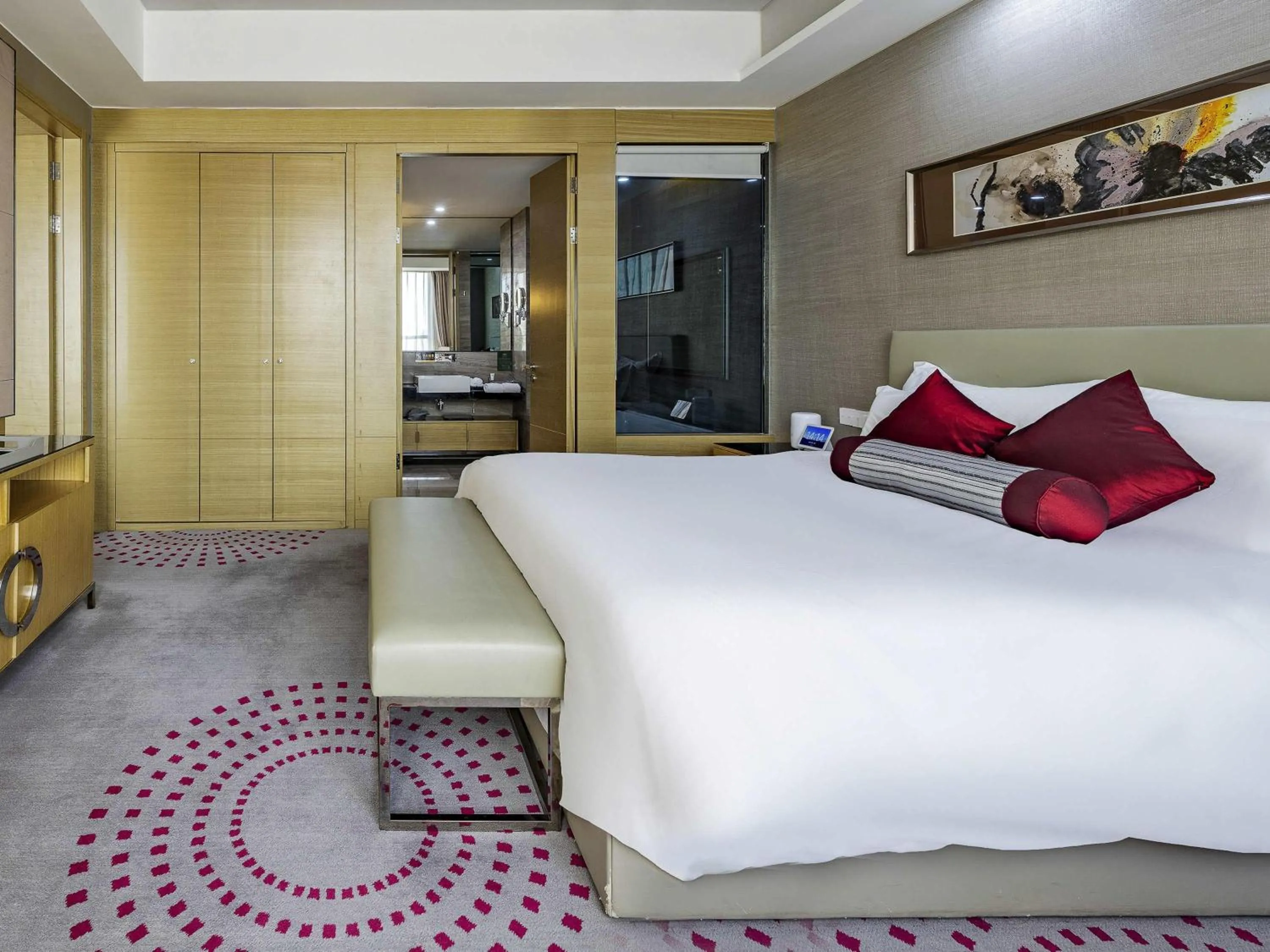 Photo of the whole room, Bed in Grand Mercure Jinan Sunshine