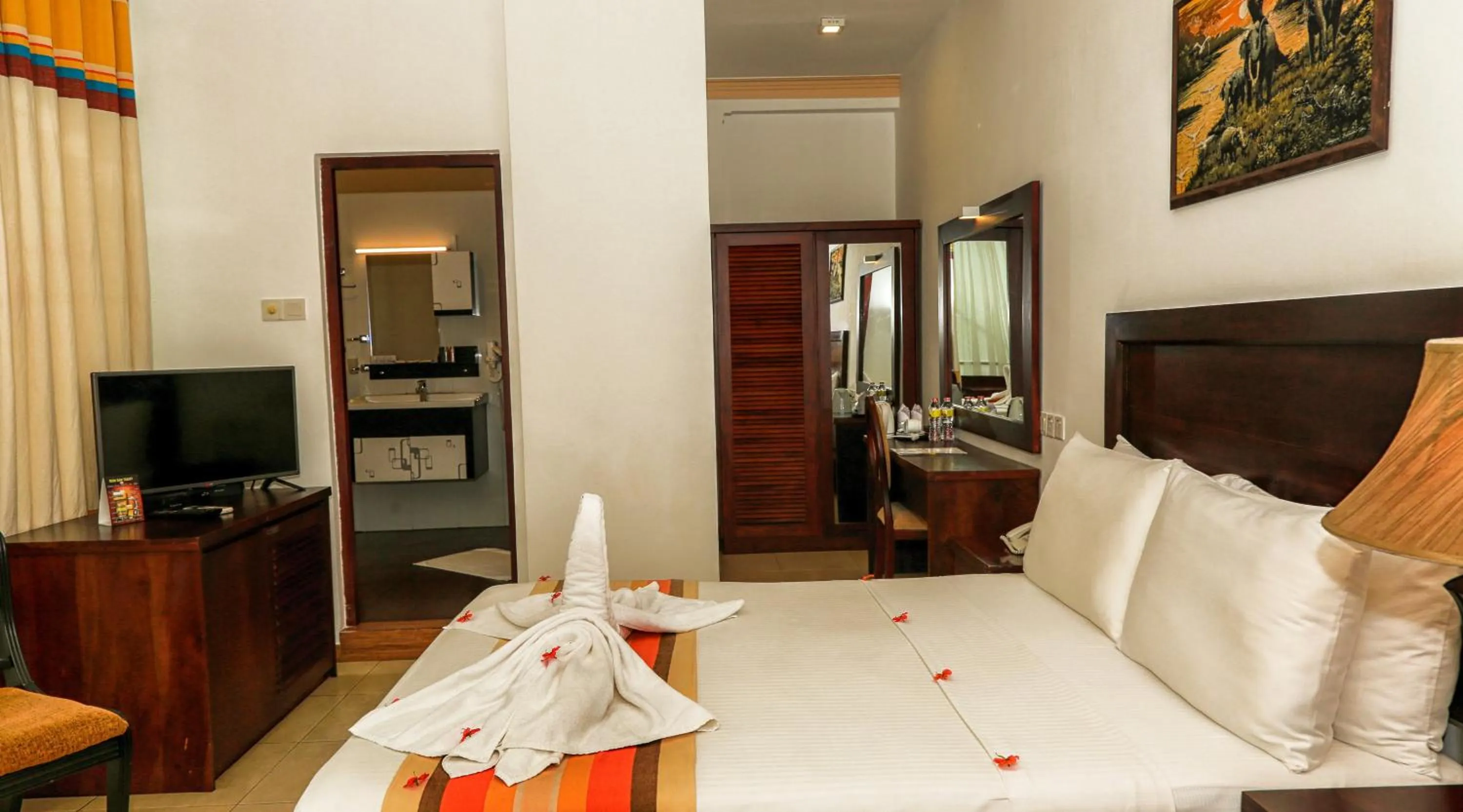 Photo of the whole room, Bed in Oak Ray Serene Garden Hotel