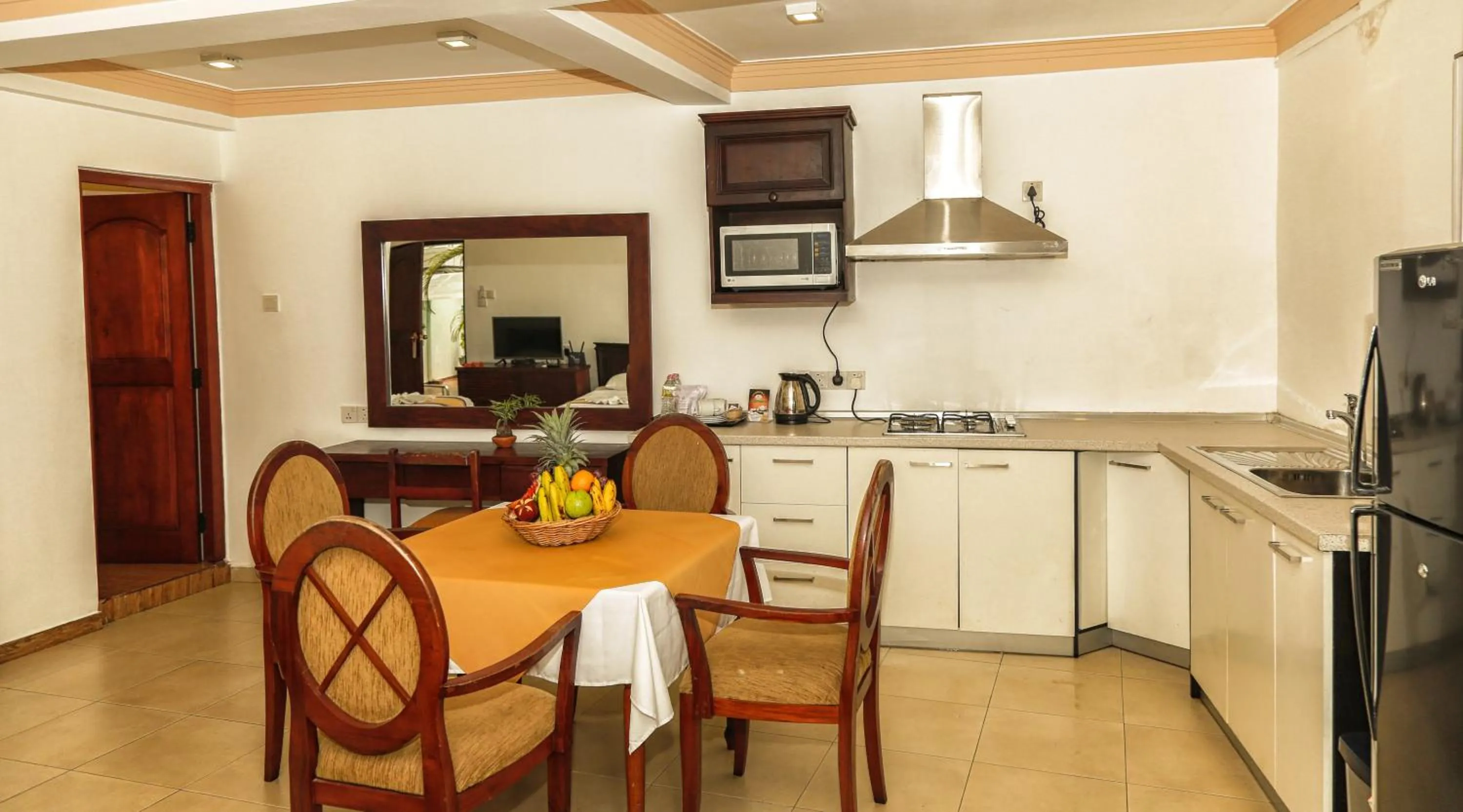 Kitchen or kitchenette in Oak Ray Serene Garden Hotel