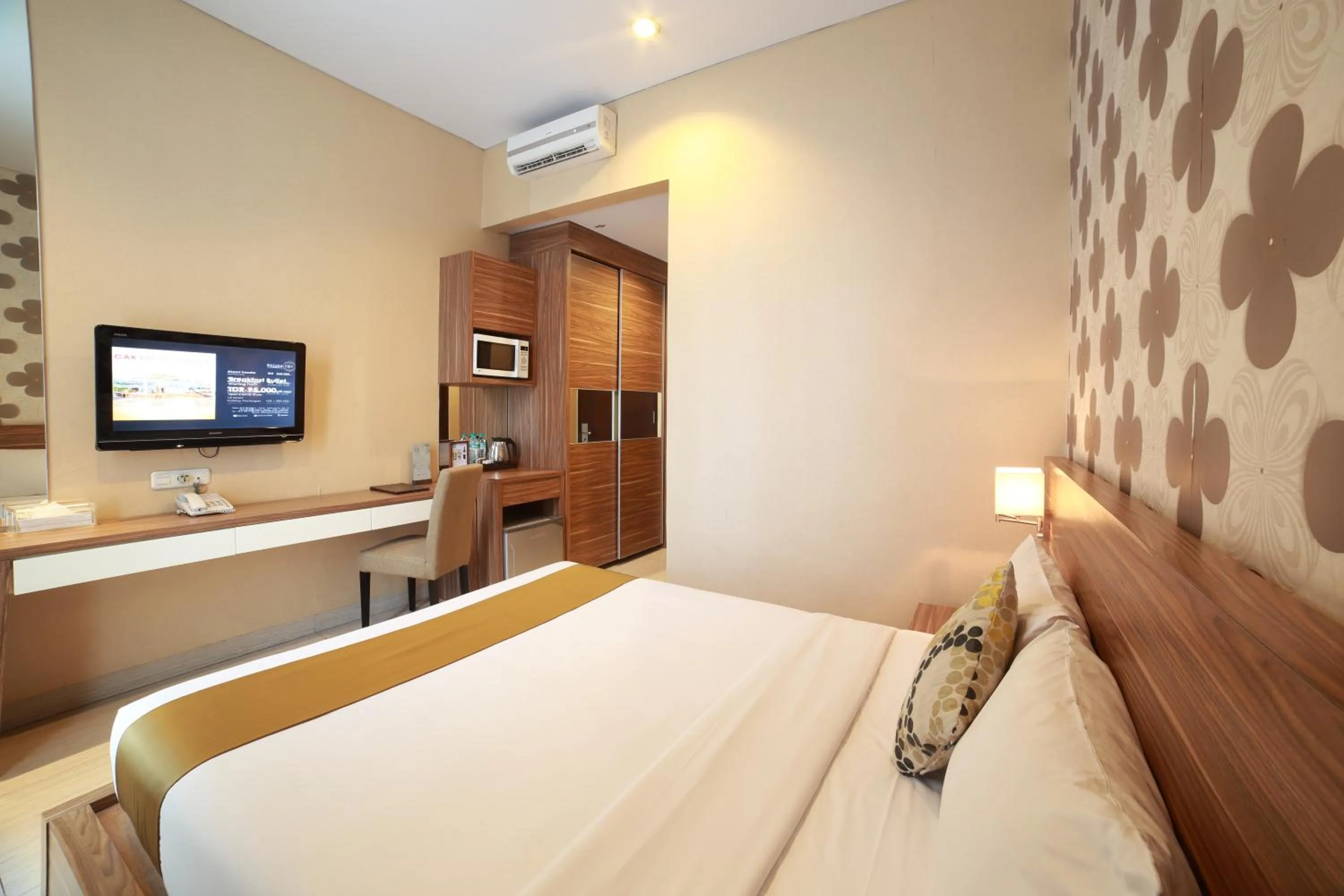 Photo of the whole room, Bed in Rasuna Icon Hotel