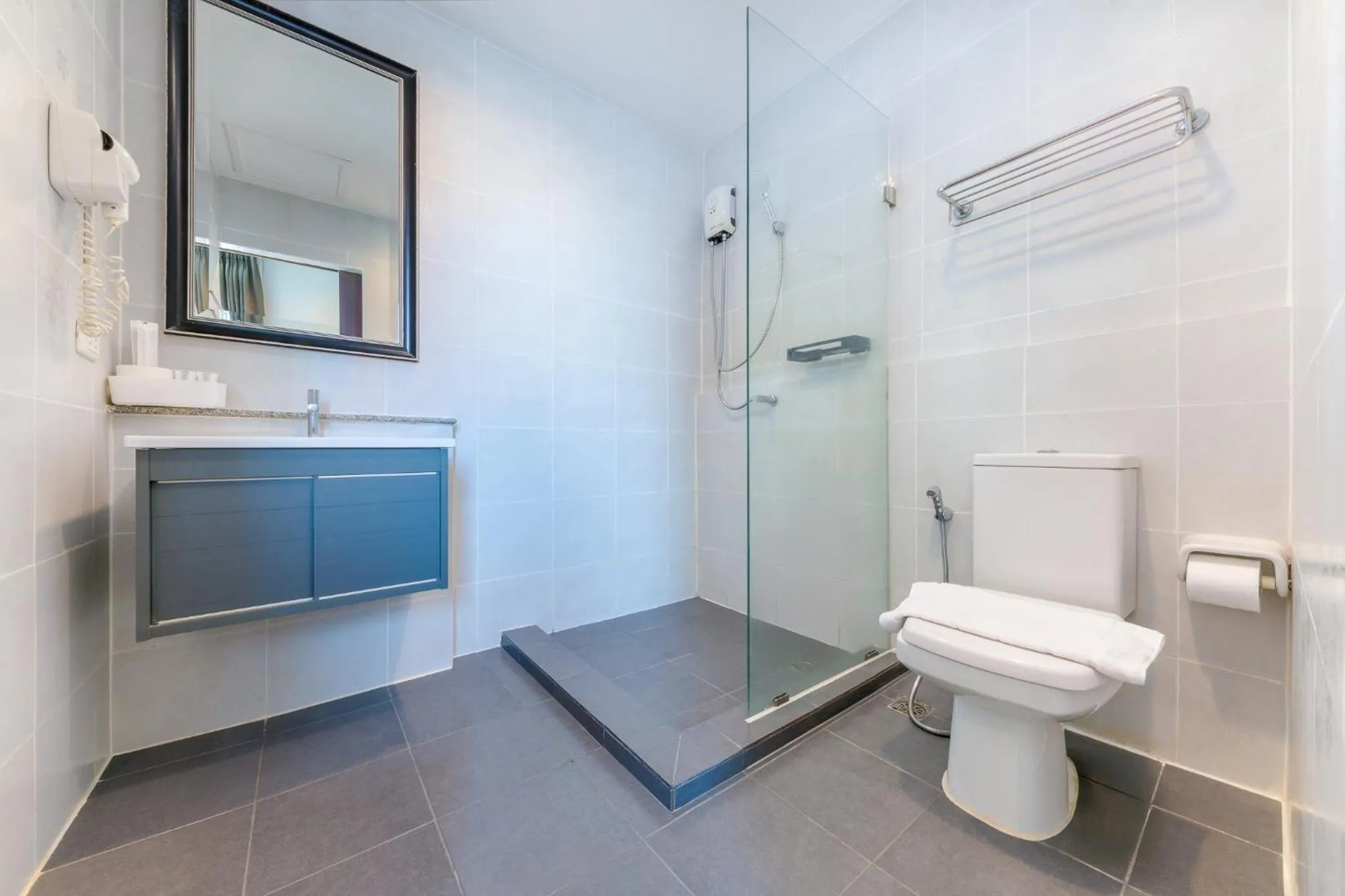 Bathroom in At Hua Lamphong Hotel