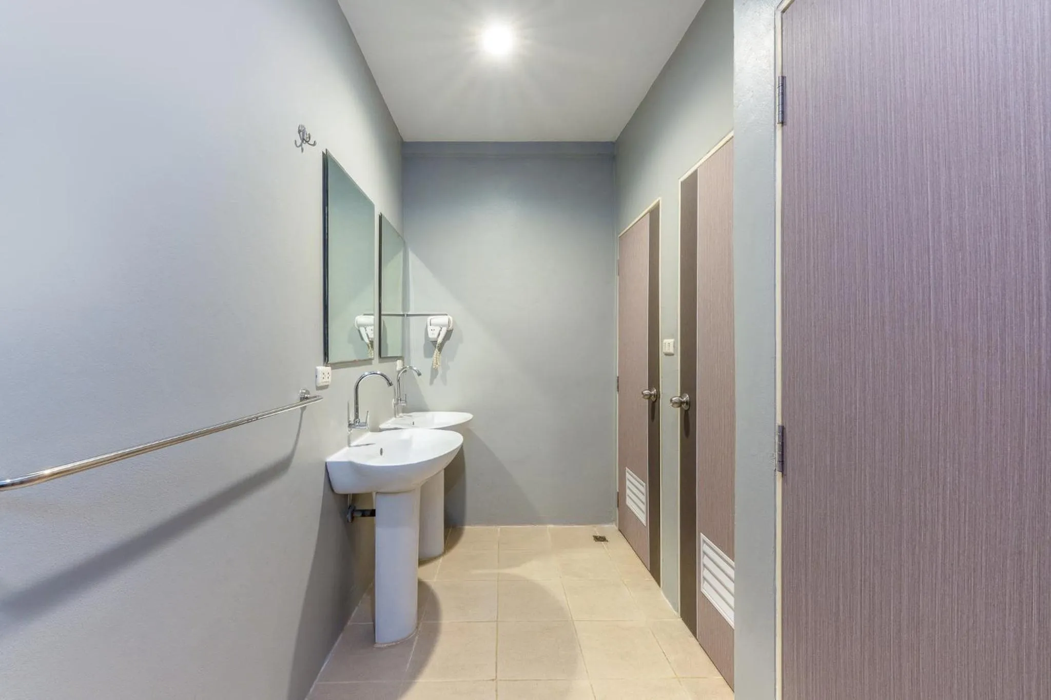 Bathroom in At Hua Lamphong Hotel