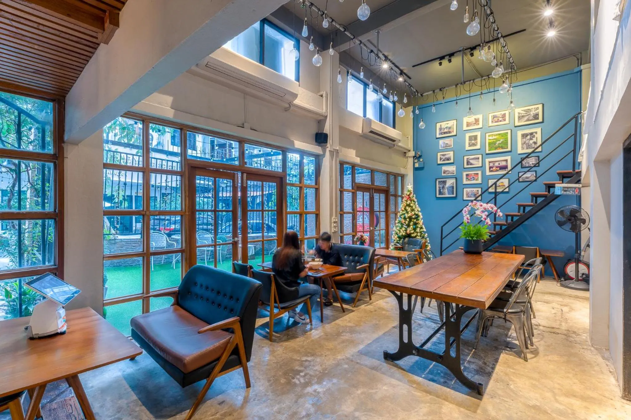 Restaurant/places to eat in At Hua Lamphong Hotel