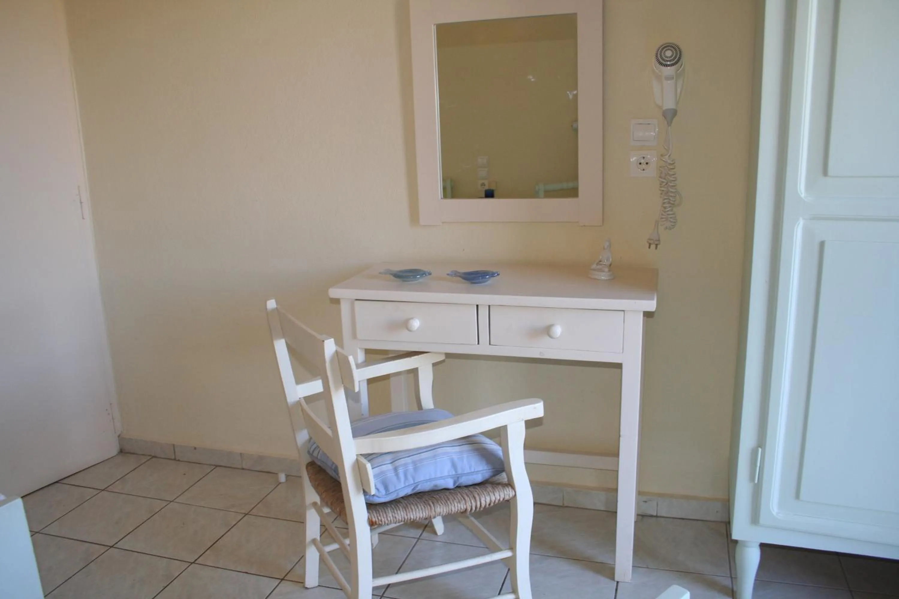 Photo of the whole room, Dining Area in Naiades Almiros Hotel
