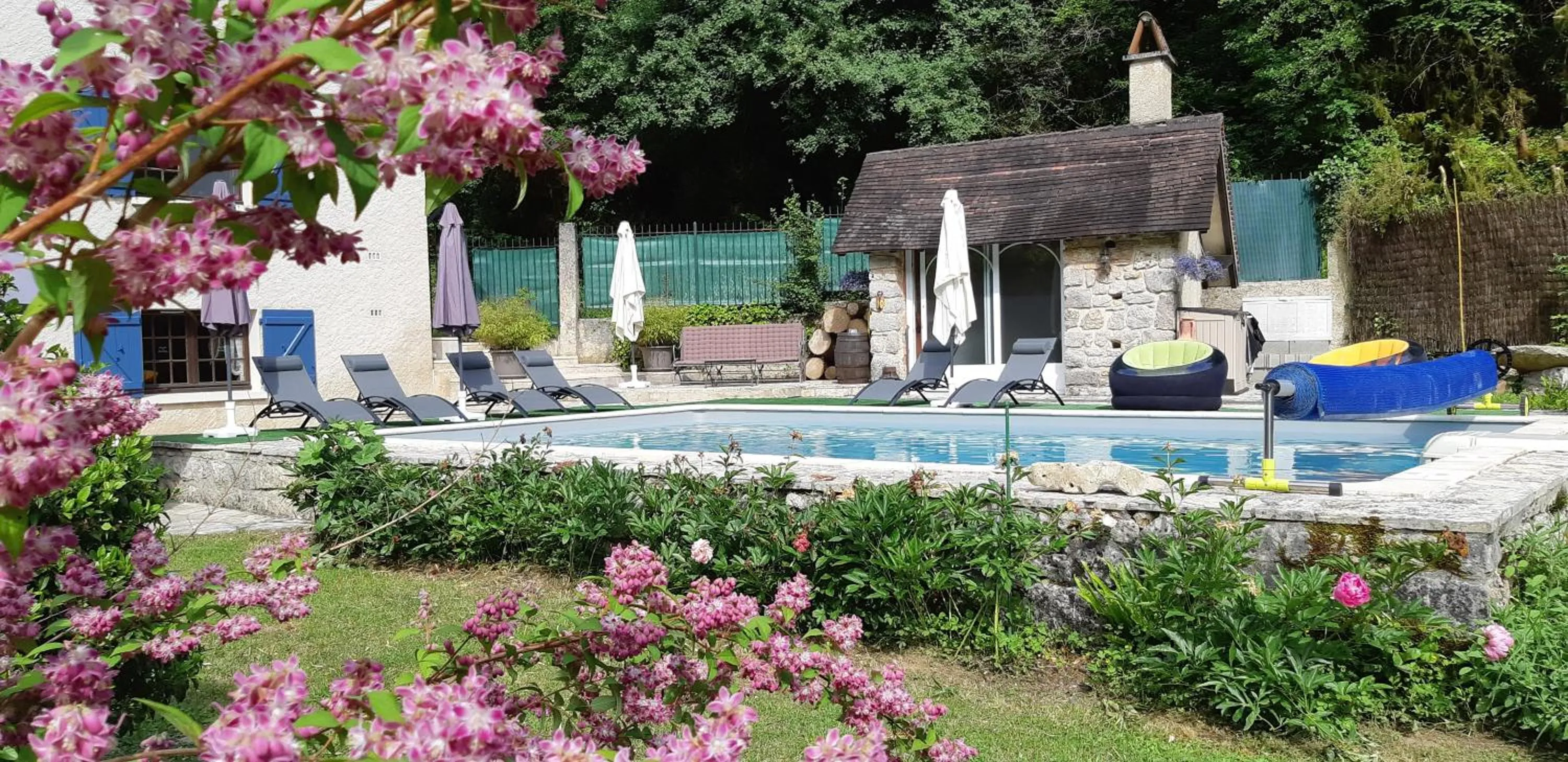 Swimming pool in Moulin de Bénédicty