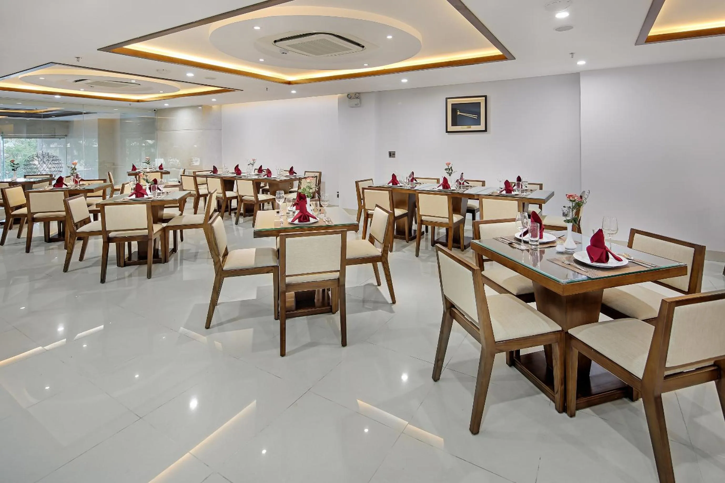 Restaurant/places to eat in Merry Hotel