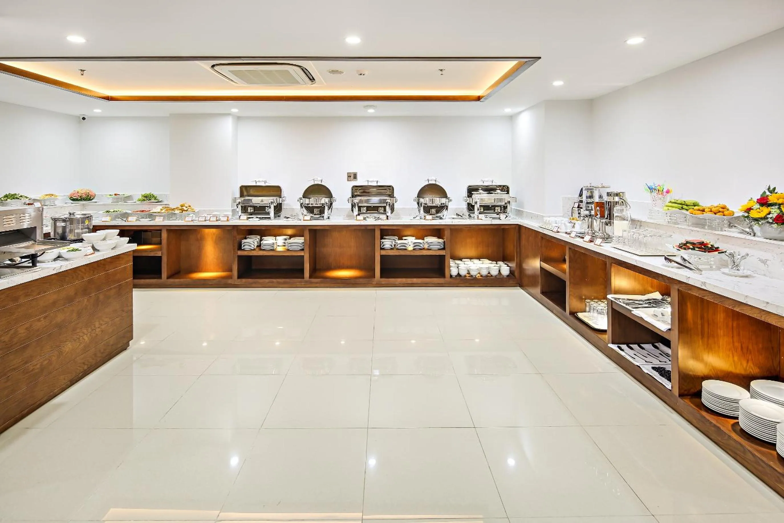 Restaurant/places to eat in Merry Hotel