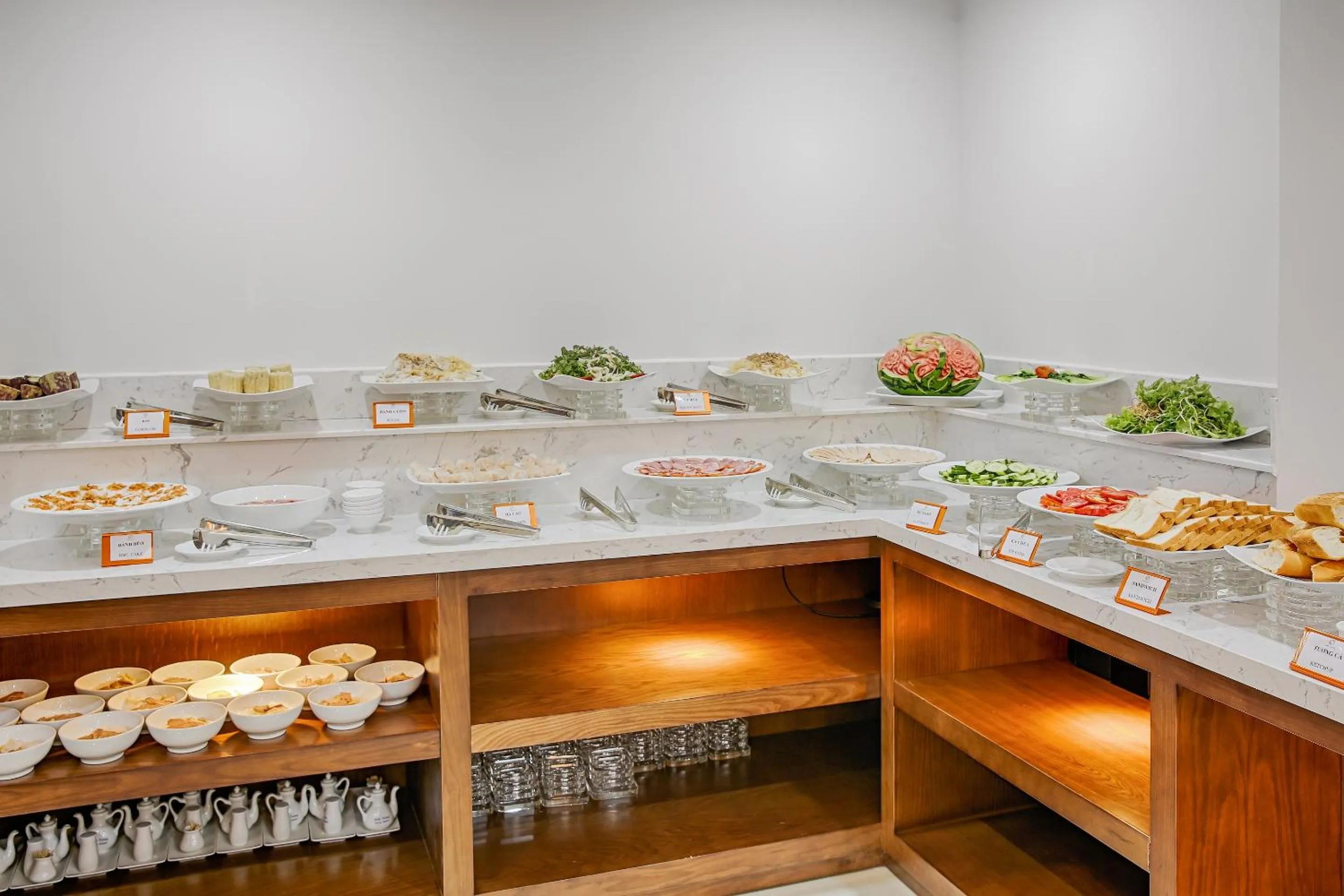 Restaurant/places to eat in Merry Hotel