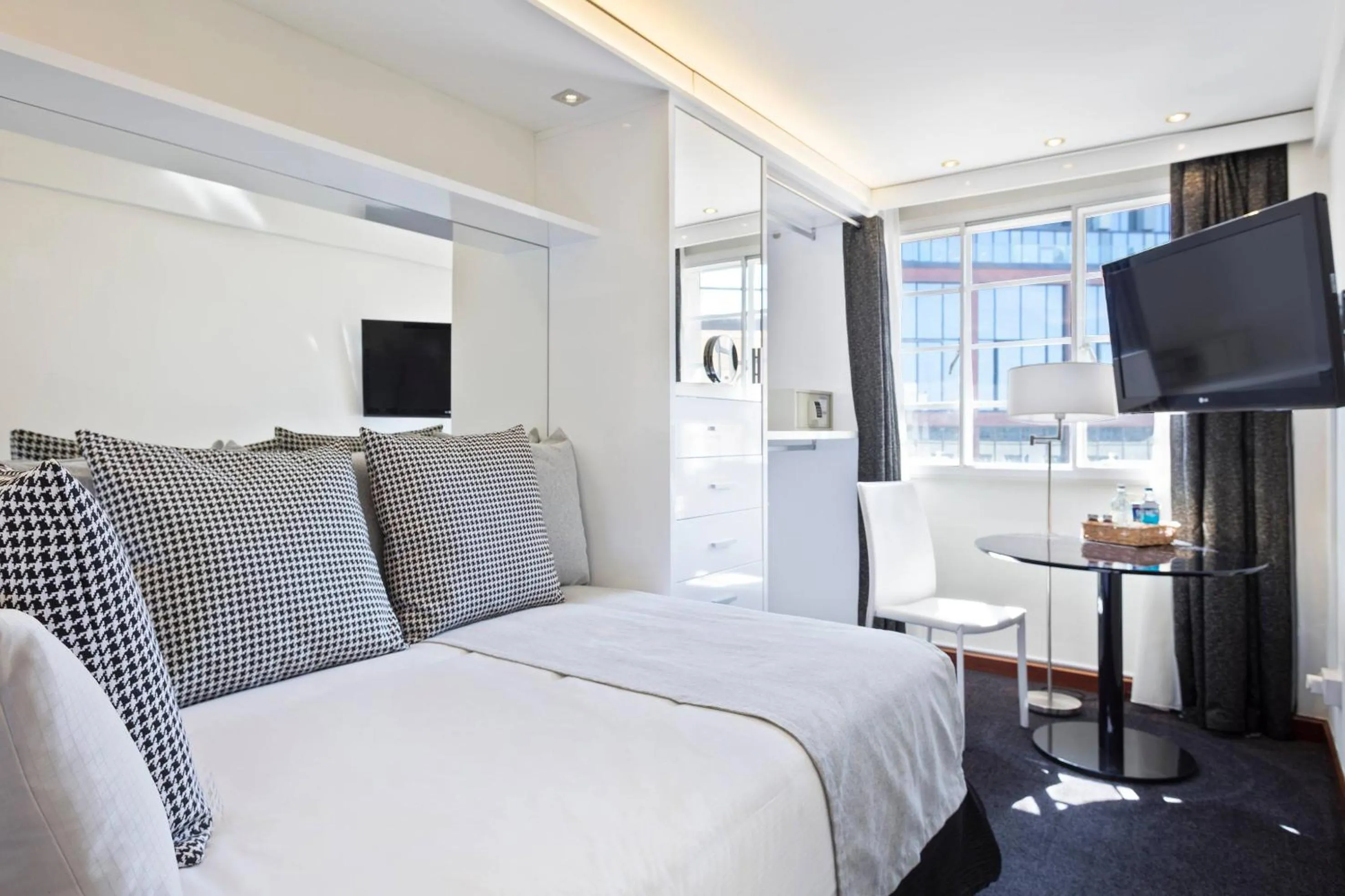 Bed in Meliá White House Apartments