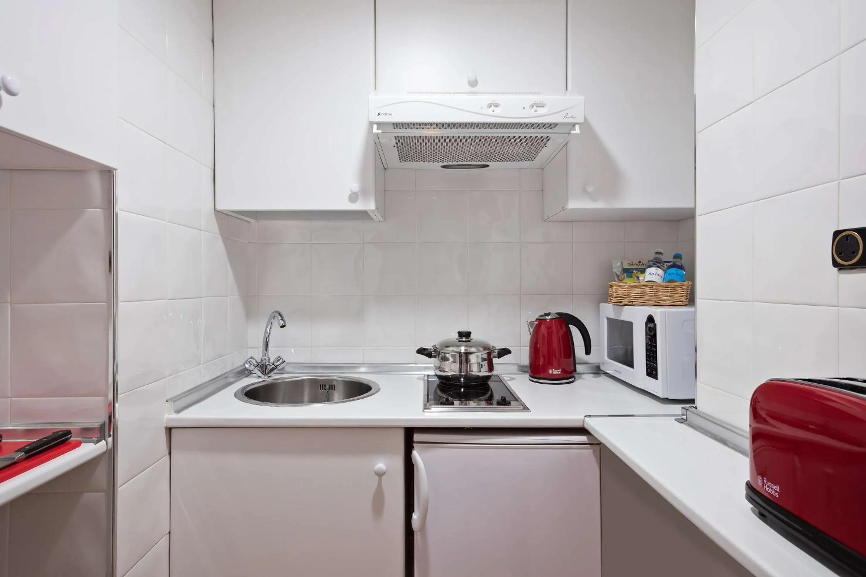 Kitchen or kitchenette in Meliá White House Hotel Apartments