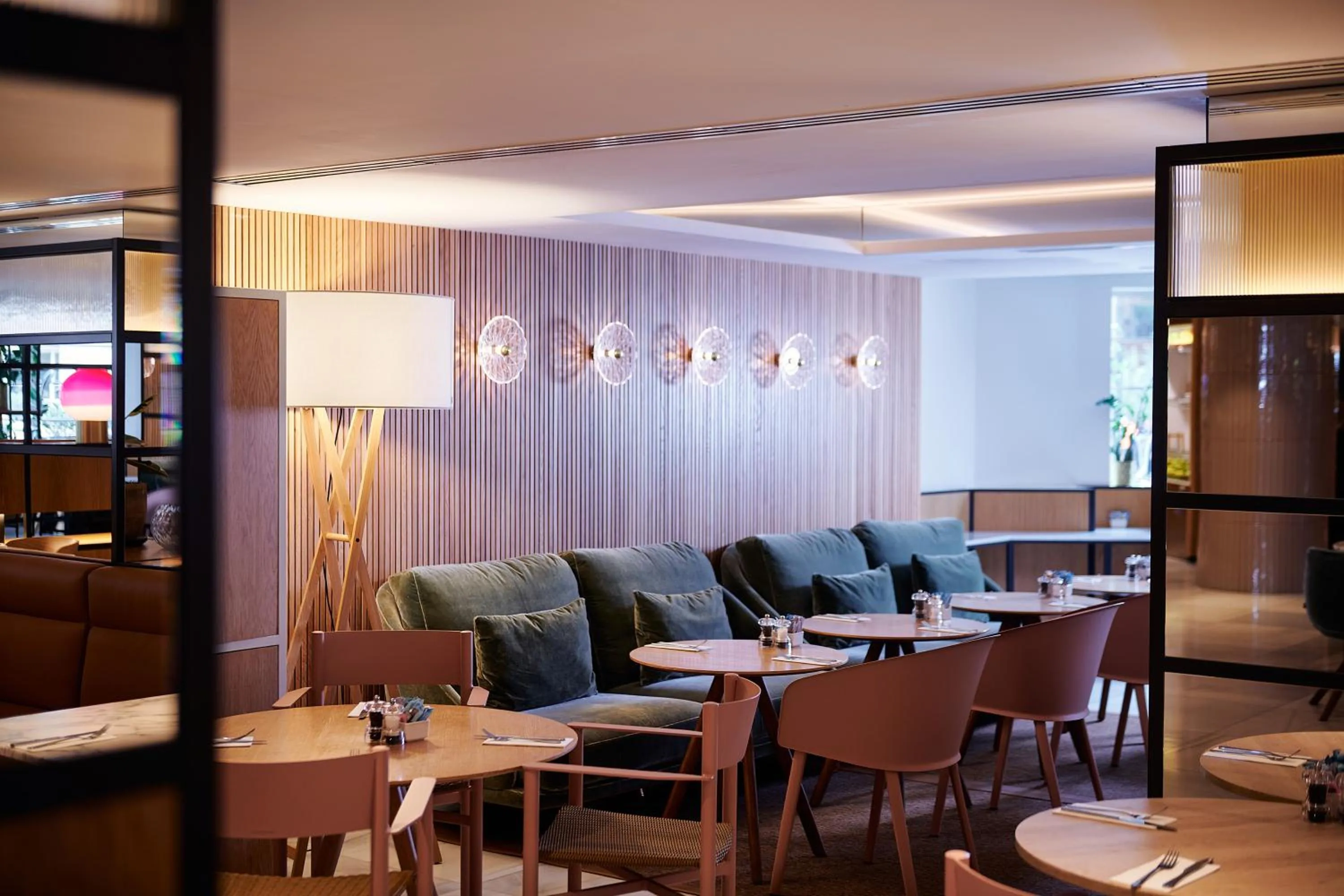 Restaurant/places to eat in Meliá White House Hotel Apartments