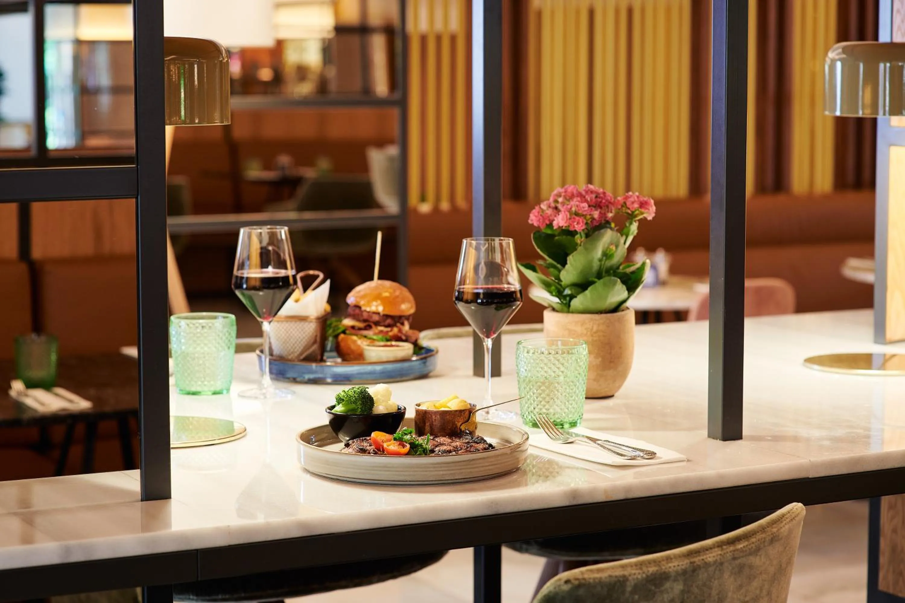 Restaurant/places to eat in Meliá White House Hotel Apartments