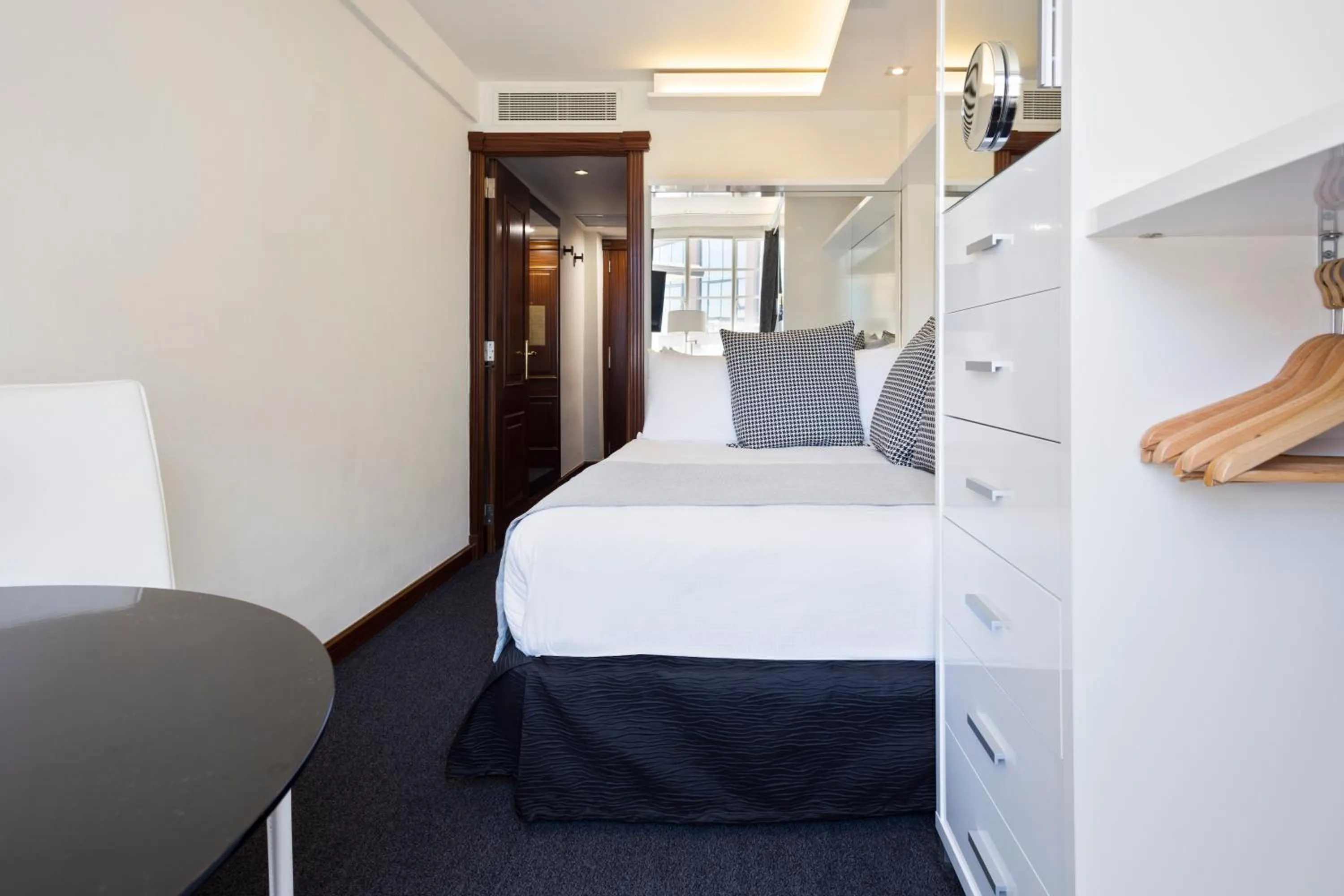 Bedroom, Bed in Meliá White House Hotel Apartments