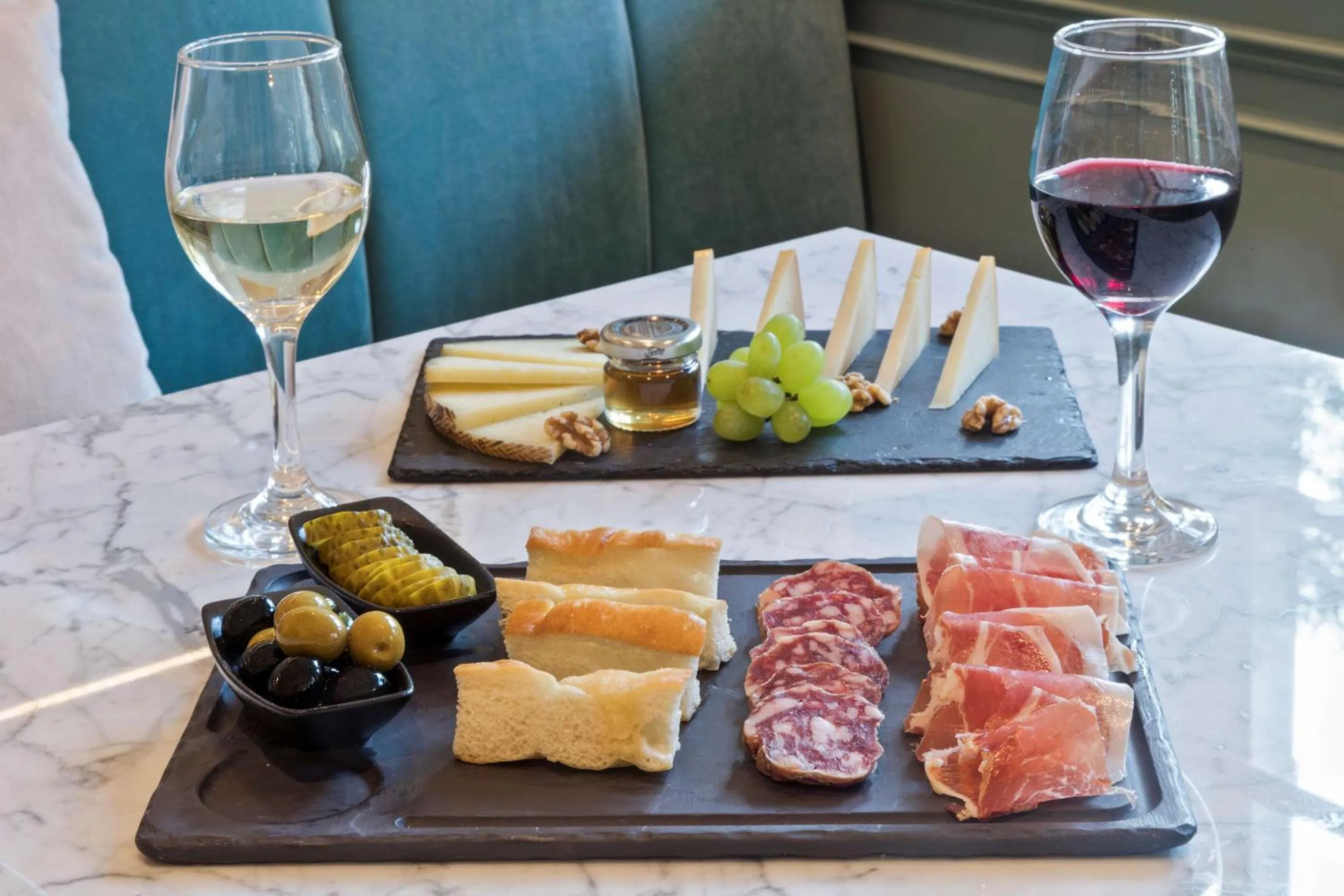 Lounge or bar in Meliá White House Hotel Apartments