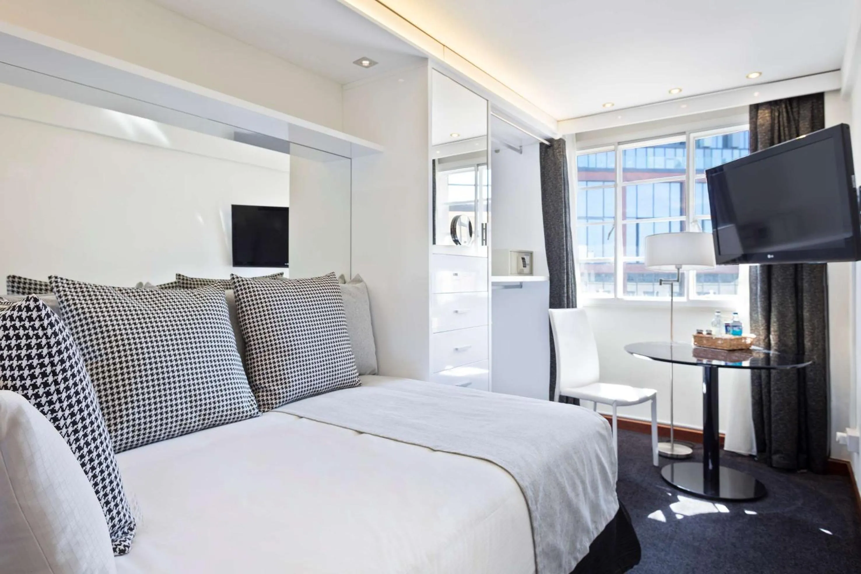 Photo of the whole room, Bed in Meliá White House Hotel Apartments