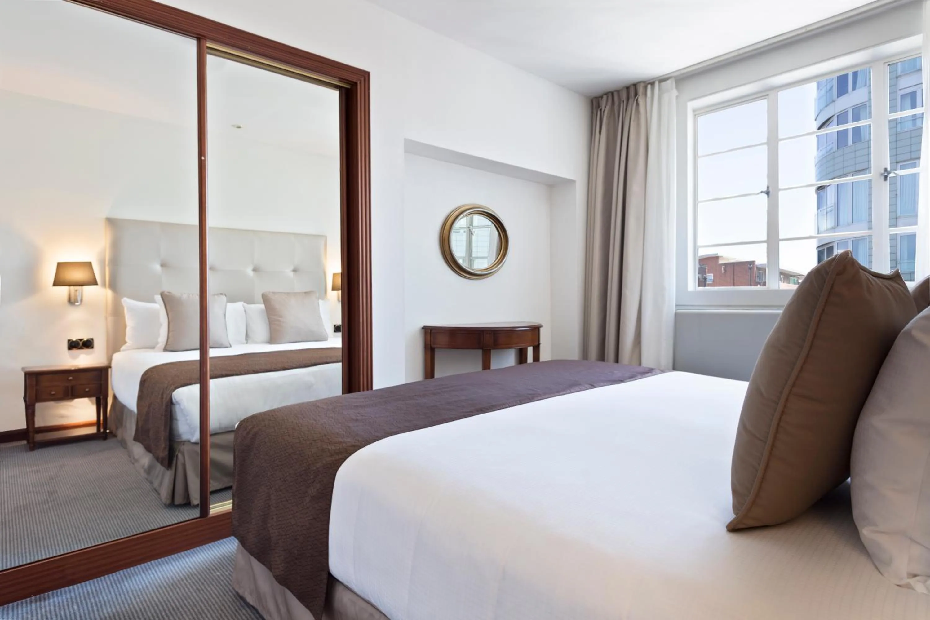 Bedroom, Bed in Meliá White House Hotel Apartments