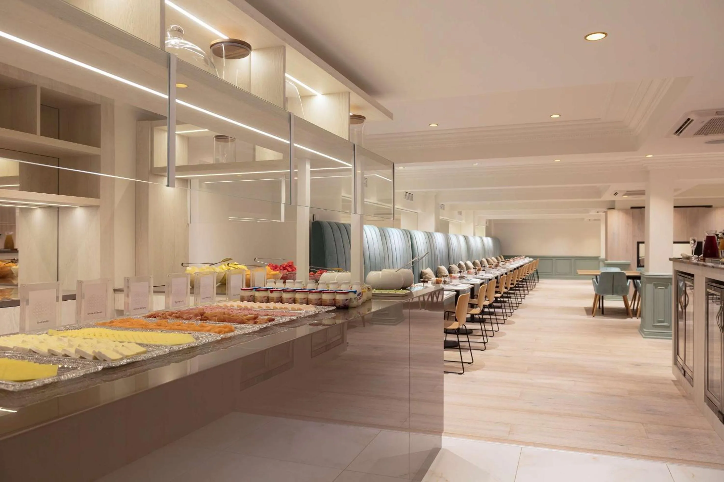 Lounge or bar in Meliá White House Hotel Apartments