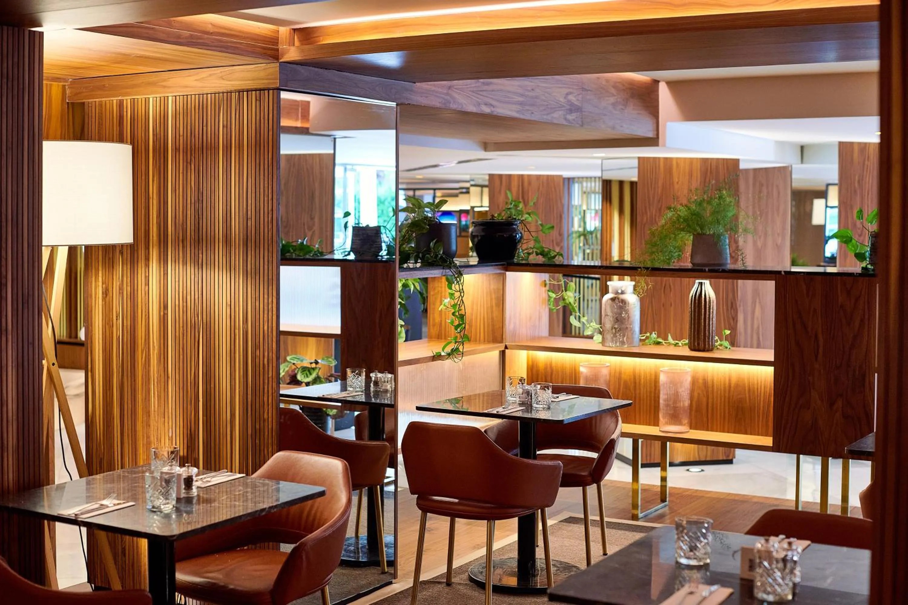 Restaurant/places to eat in Meliá White House Hotel Apartments