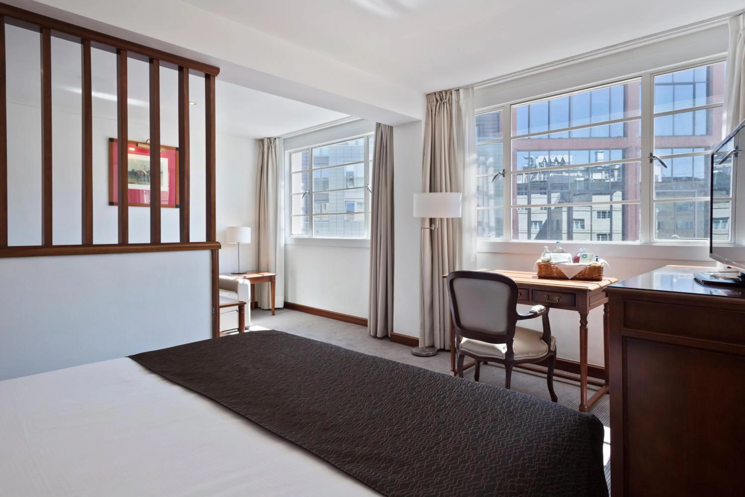 Bedroom, Bed in Meliá White House Hotel Apartments