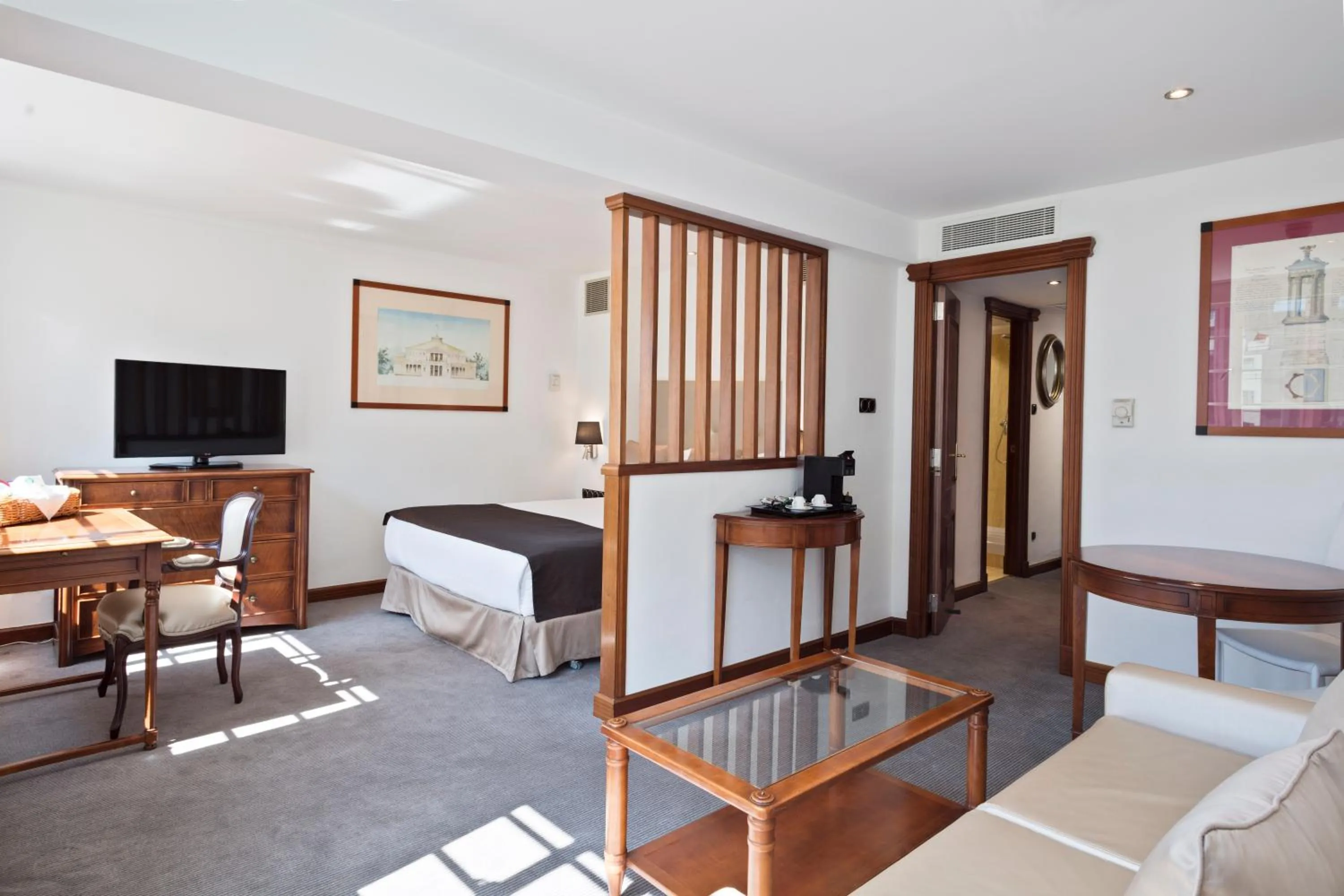 Living room, Bed in Meliá White House Hotel Apartments