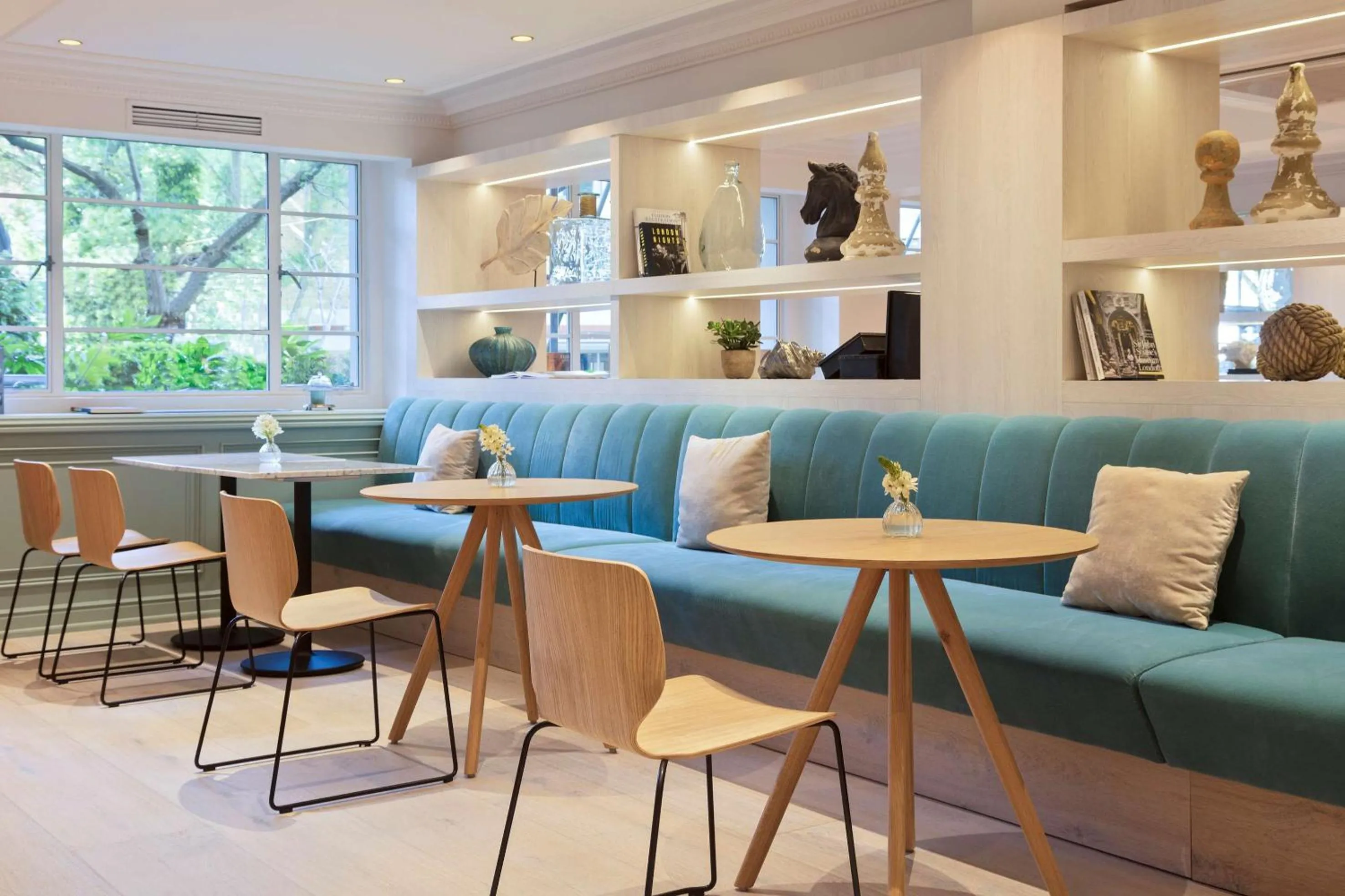 Lounge or bar in Meliá White House Hotel Apartments