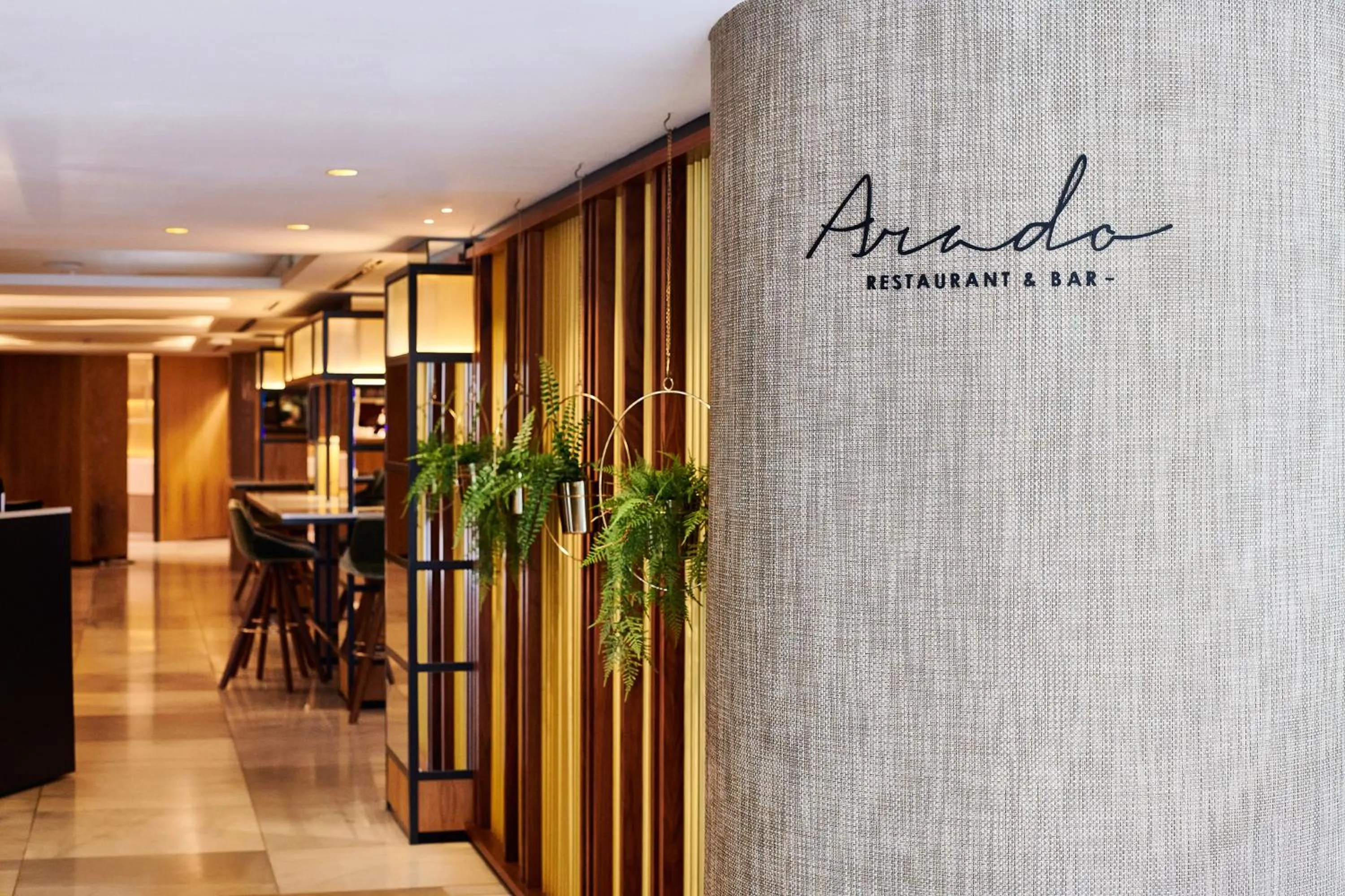 Restaurant/places to eat in Meliá White House Hotel Apartments